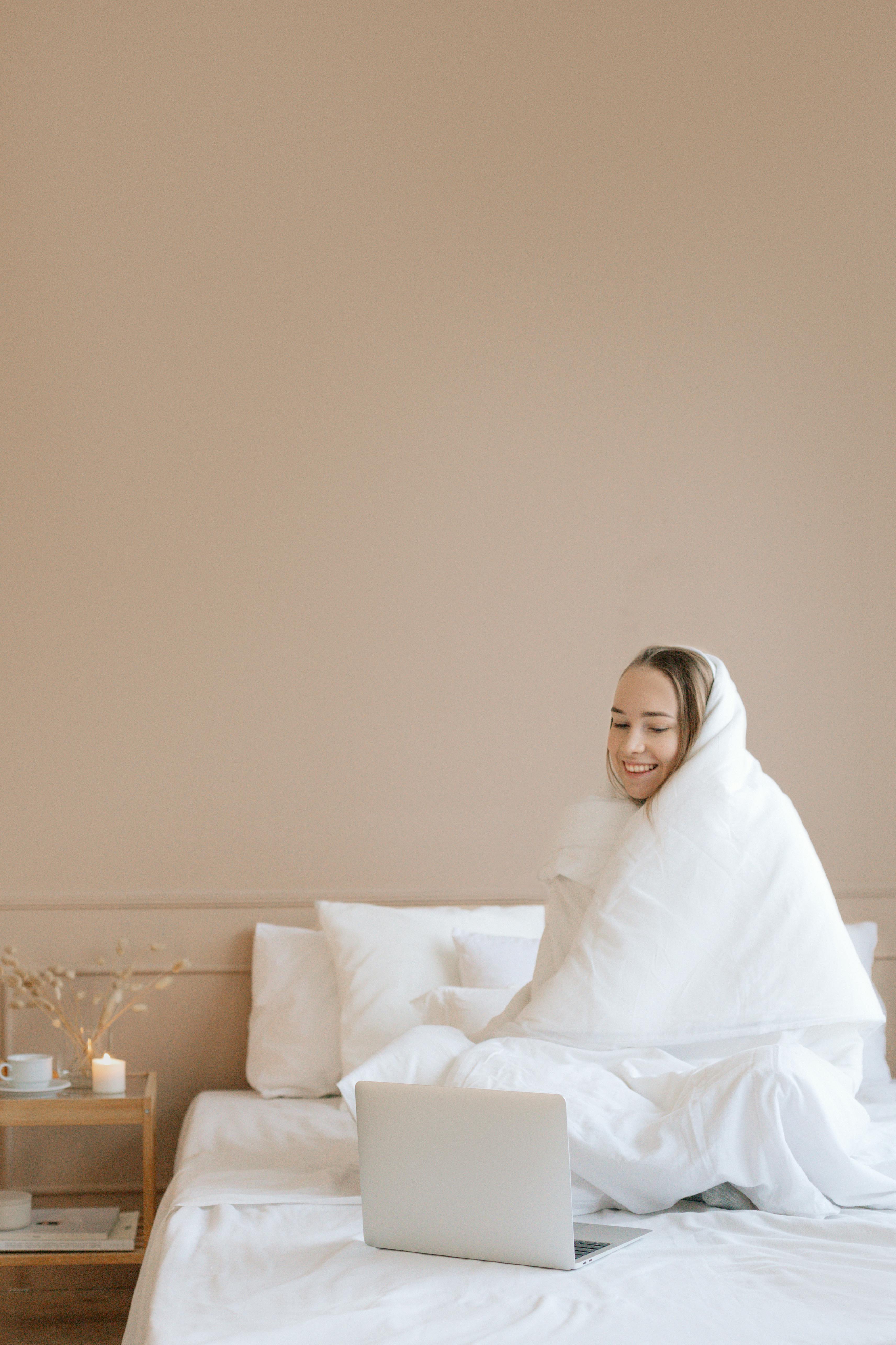 Late-night laptop use may disrupt the body's sleep cycle. | Source: Pexels