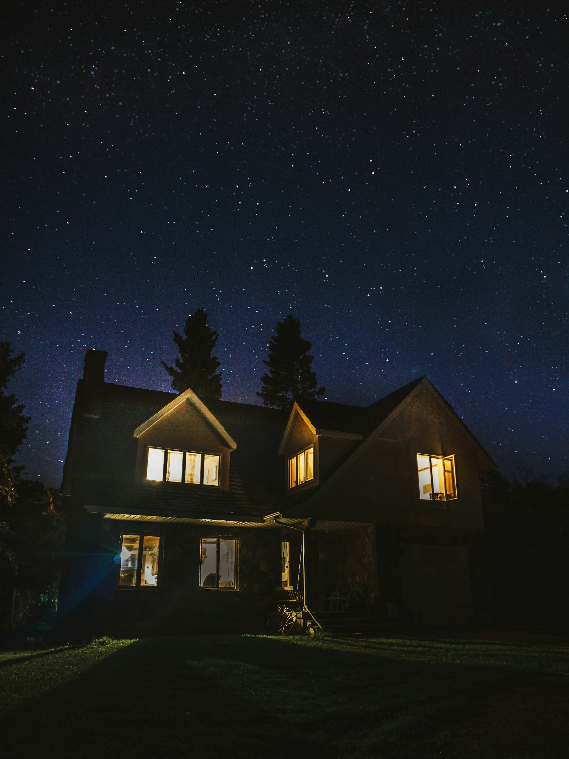 A house on a starry night | Source: Unsplash