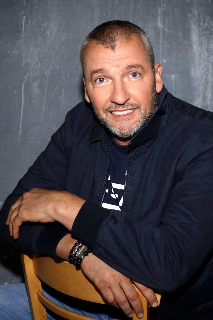 L'humoriste Maxime Van Laer pose lors d'une séance de portrait à Paris, France, le 18 juin 2020. | Photo : Getty Images