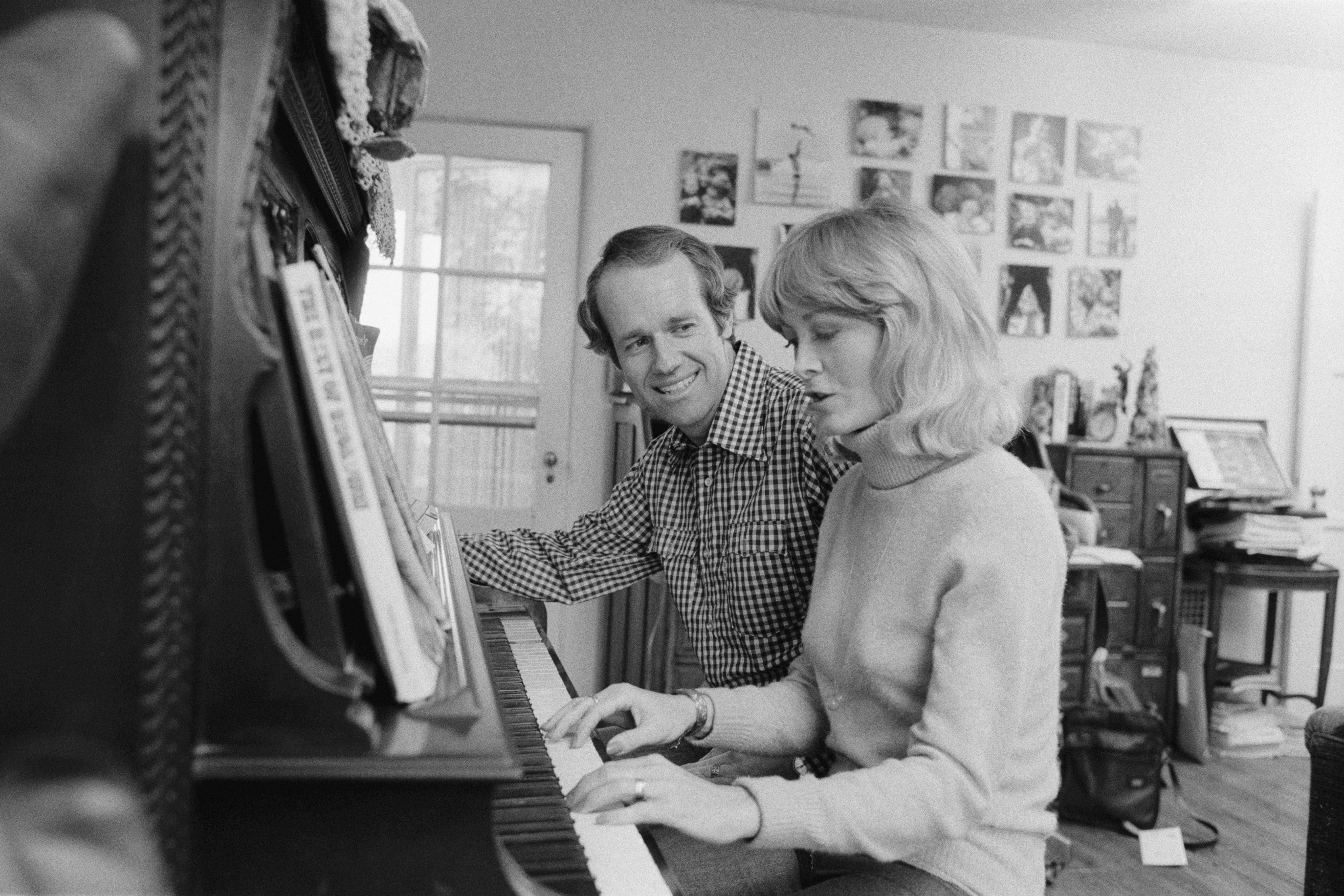 Mike and Judy Farrell sitting at their piano in their home | Source: Getty Images