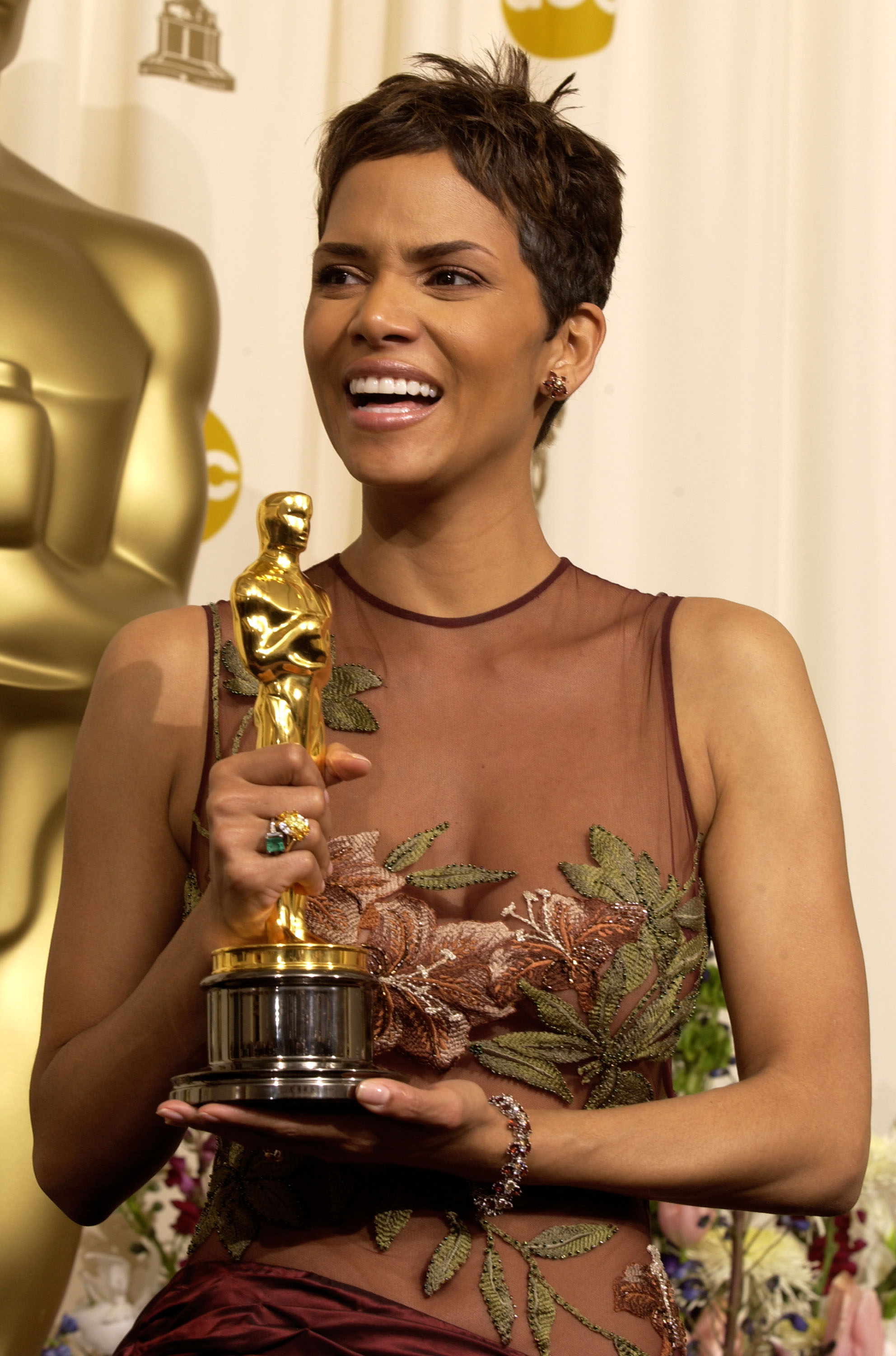 Halle Berry with her Oscar for "Monster's Ball." | Source: Getty Images