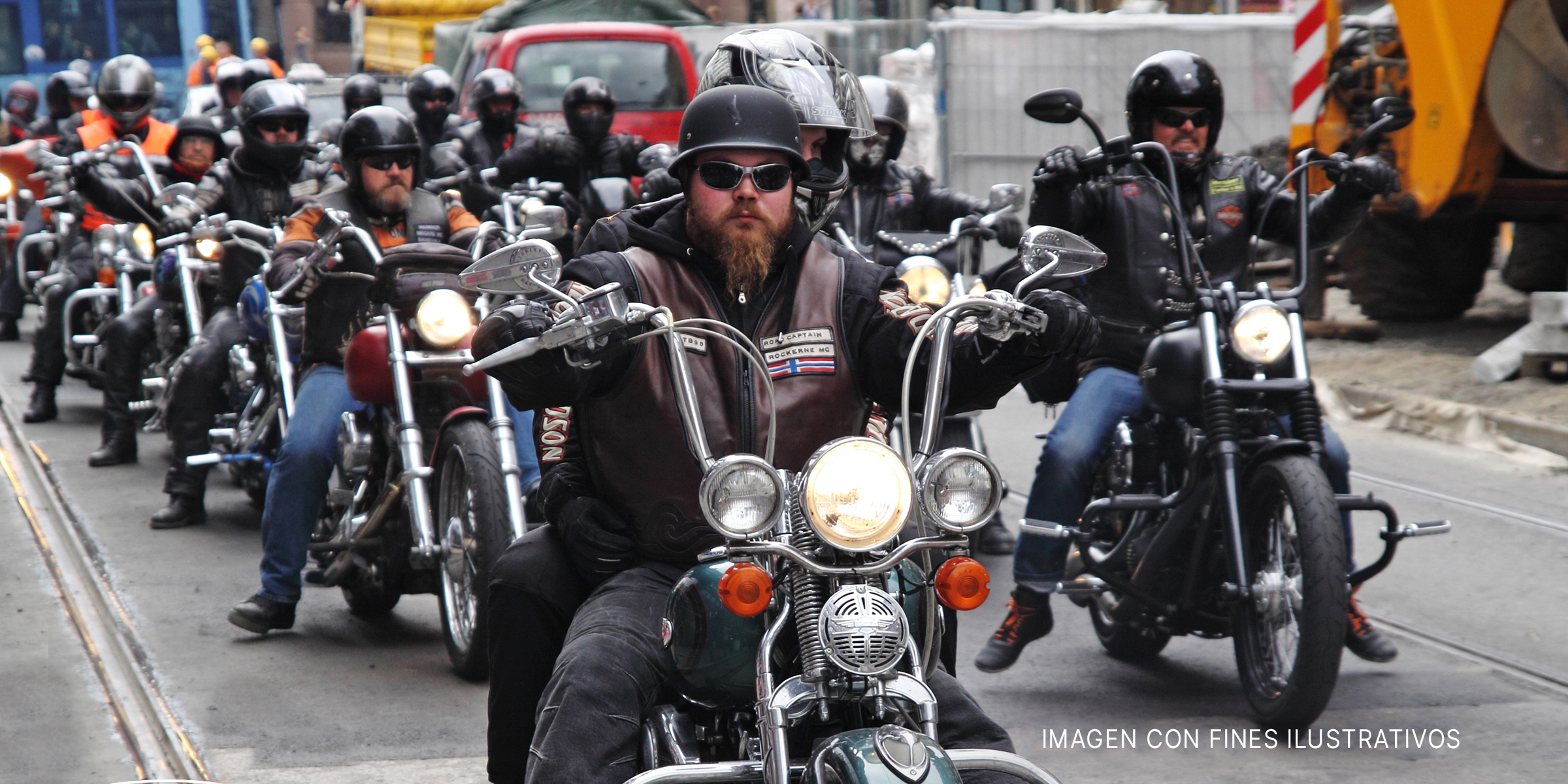Grupo de hombres en moto por una carretera. | Foto: Shutterstock