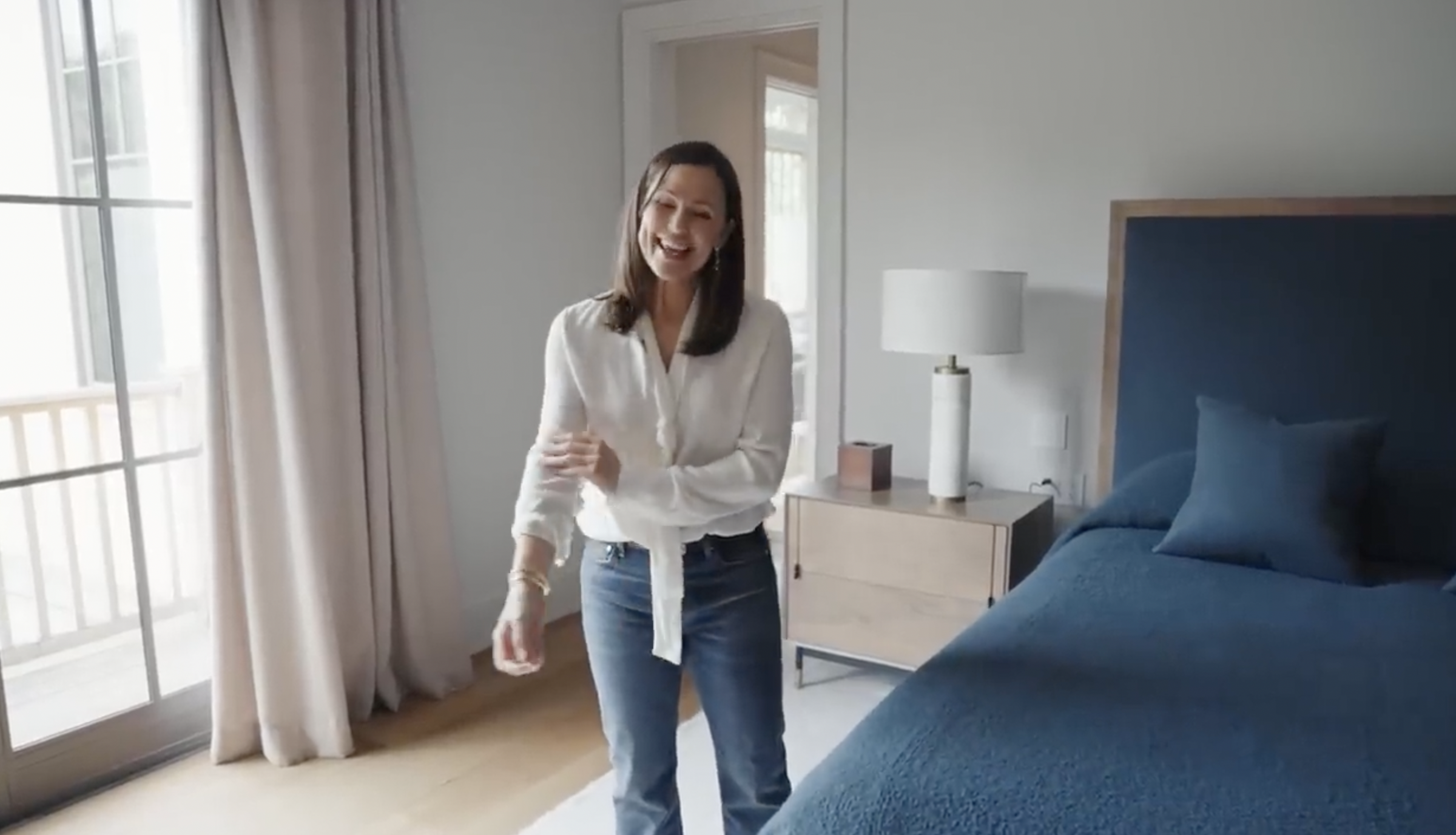 Jennifer Garner's primary bedroom from a post dated September 3, 2024. | Source: YouTube/Architectural Digest