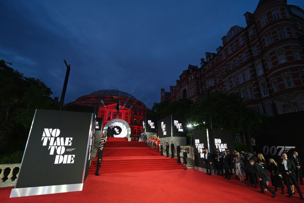 Le tapis rouge pour l'avant-première du film "Mourir peut attendre".  | Photo : Getty Images