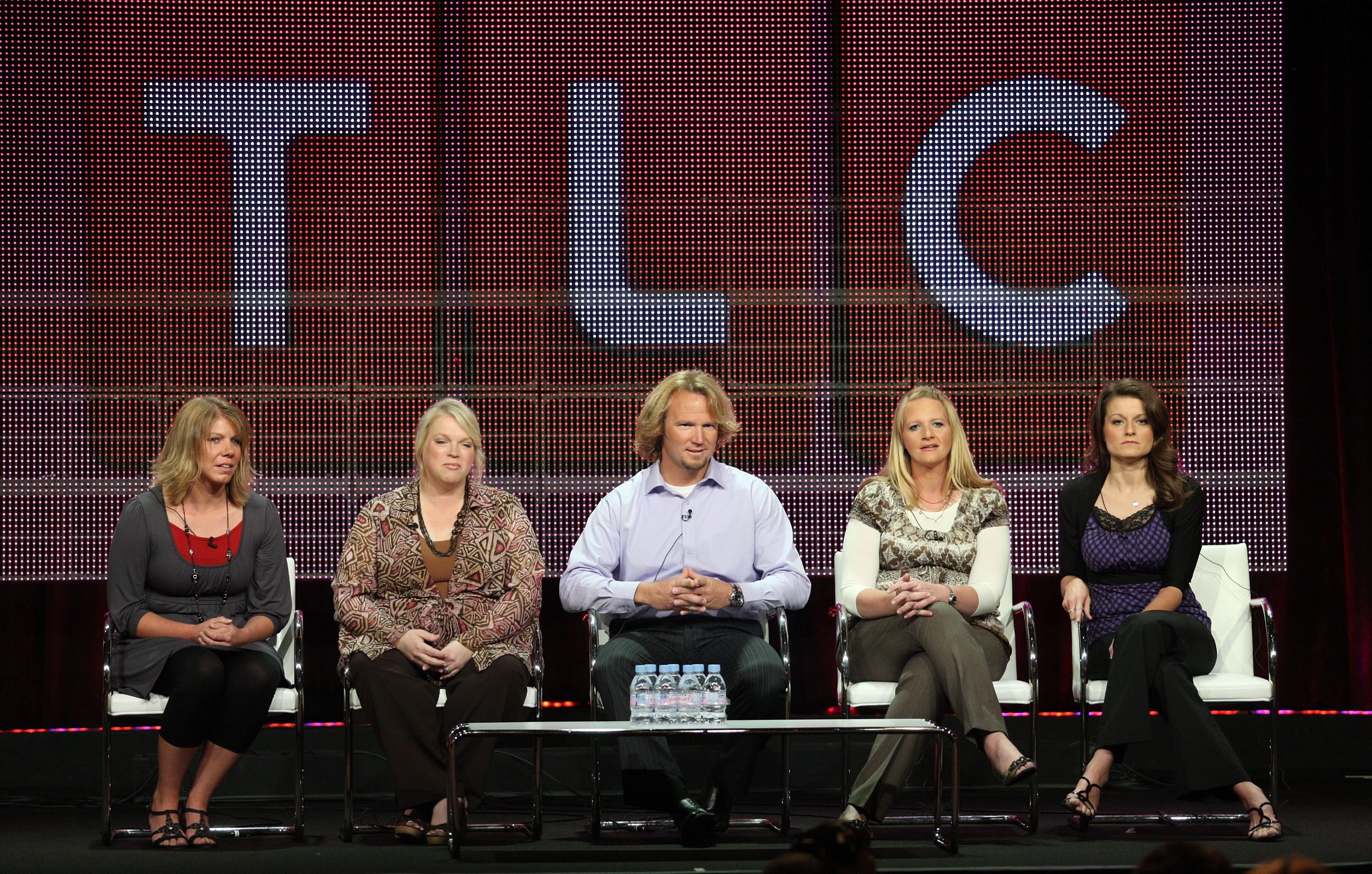 Meri, Janelle, Kody, Christine, and Robyn Brown from "Sister Wives" during the panel on the Summer TCA press tour on August 6, 2010 | Photo: Getty Images 