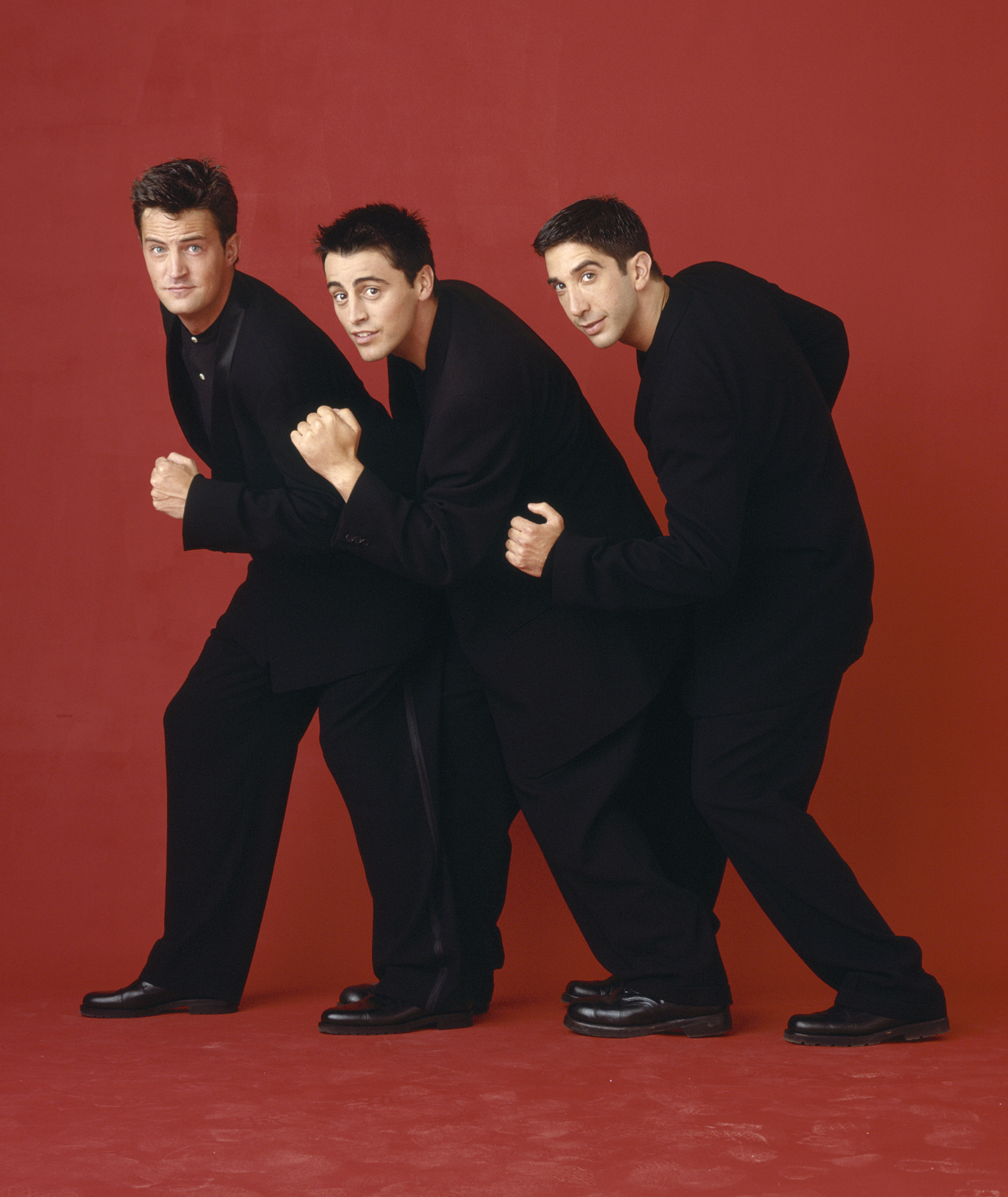 Matthew Perry, Matt LeBlanc, and David Schwimmer posing as their characters from "Friends" in 2009 | Source: Getty Images