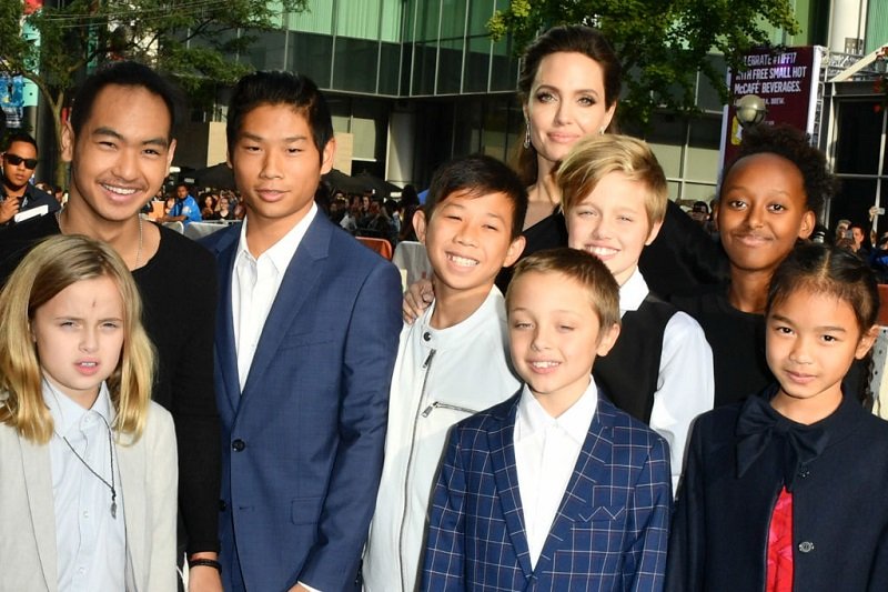 Angelina Jolie, her six children, Kimhak Mun, and Sareum Srey Moch at Princess of Wales Theatre on September 11, 2017 in Toronto, Canada | Photo: Getty Images