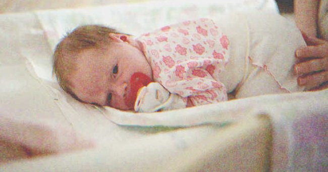 Jana hing auf der Intensivstation an einem süßen Baby | Quelle: Shutterstock