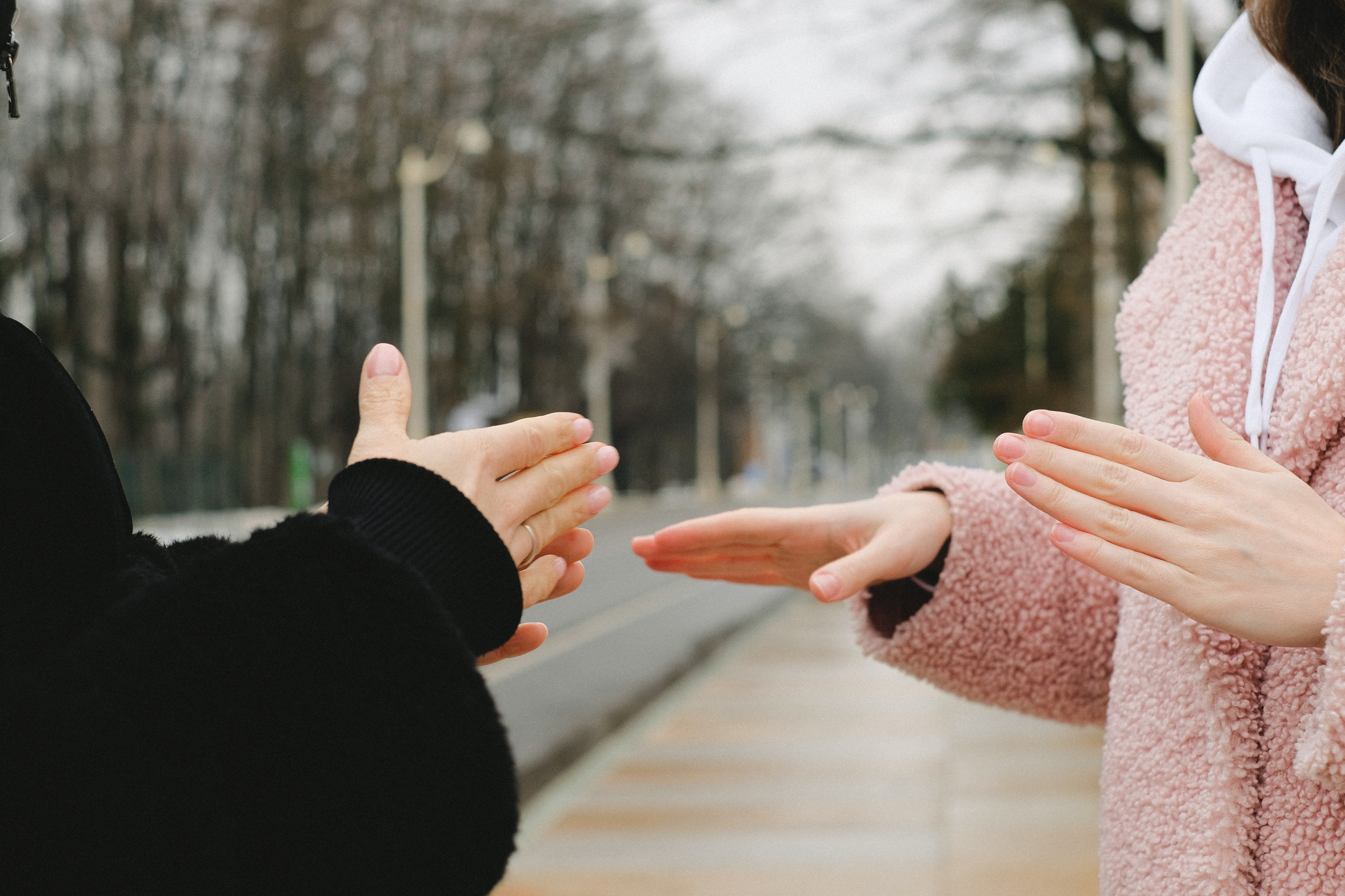 People advise on the importance of sign language to communicate better with deaf people | Photo: Pexels