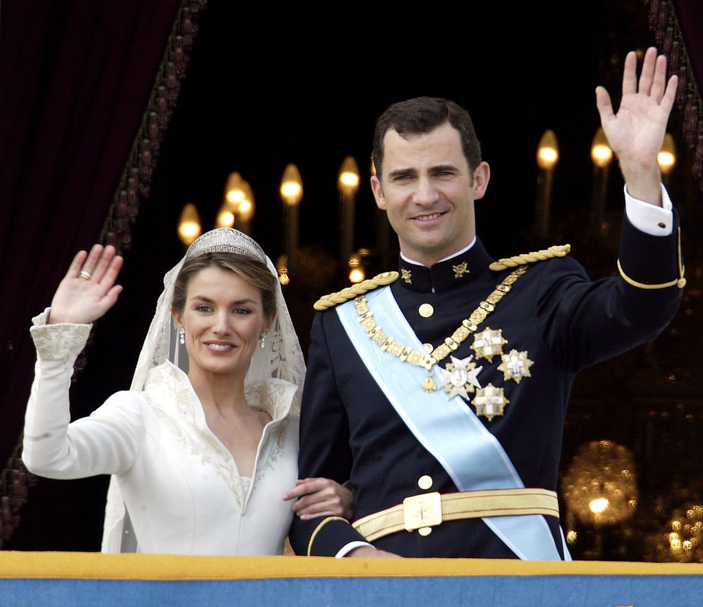 Felipe de Borbón y Letizia en el Palacio Real el 22 de mayo de 2004 en Madrid. | Foto: Getty Images