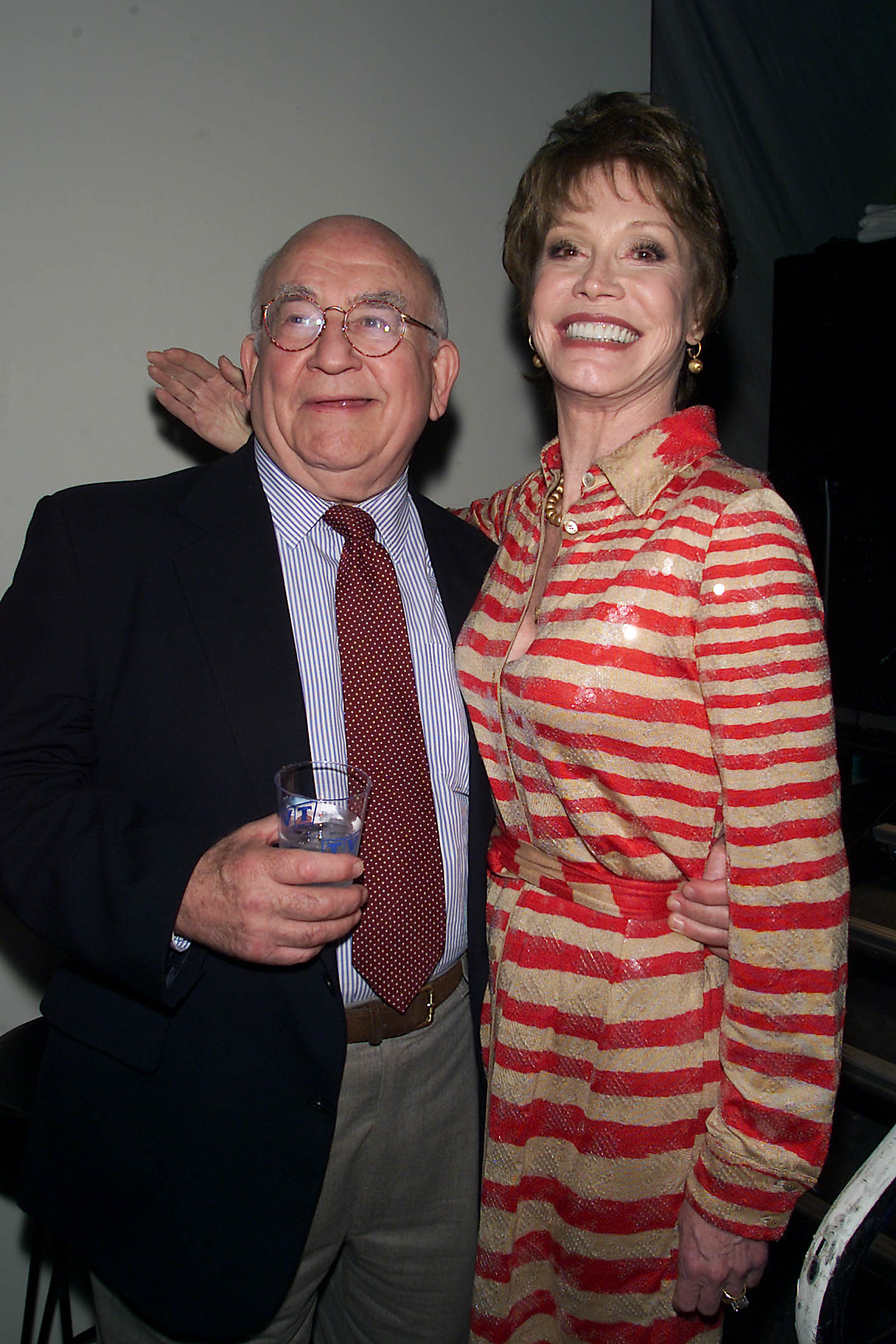 Ed Asner and Mary Tyler Moore at the TV Land fifth anniversary celebration in New York City in 2001. | Photo: Getty Images
