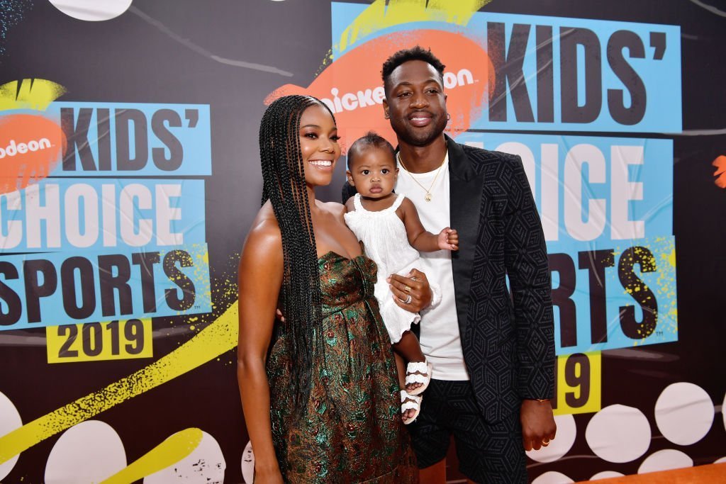 Gabrielle Union, Dwyane Wade and Kaavia James attend Nickelodeon Kids' Choice Sports 2019 at Barker Hangar. | Photo: Getty Images 