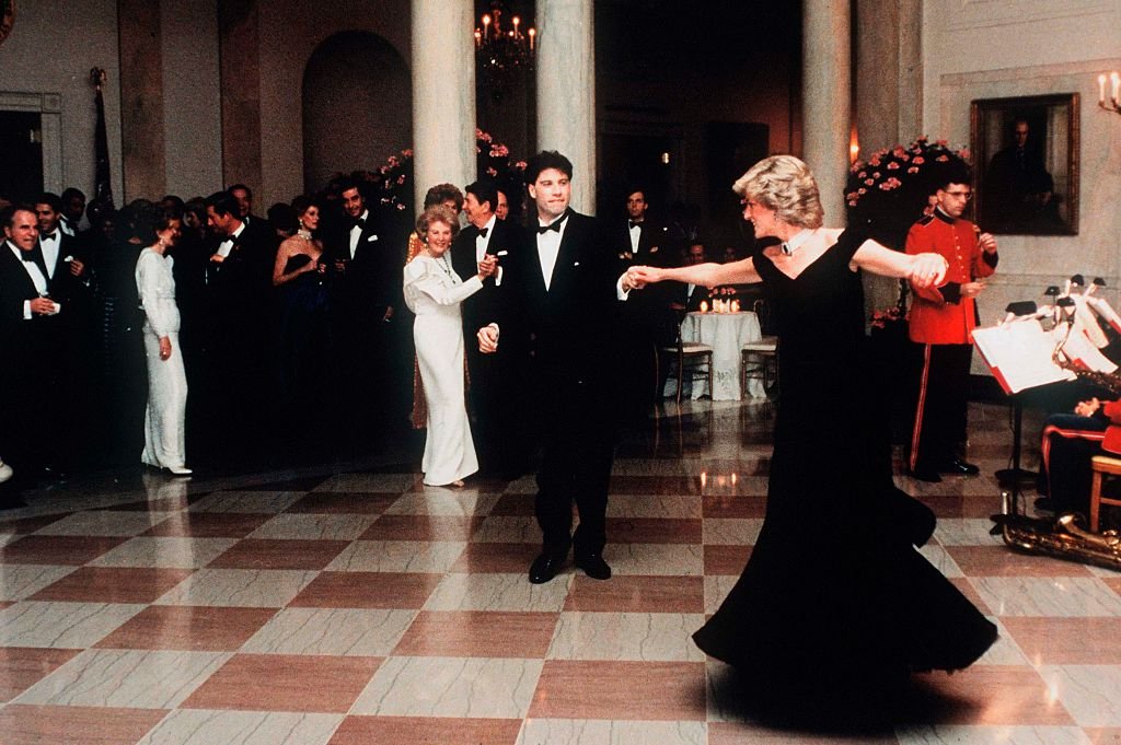 John Travolta tanzt mit Prinzessin Diana, State Dinner im Weißen Haus | Quelle: Getty Images