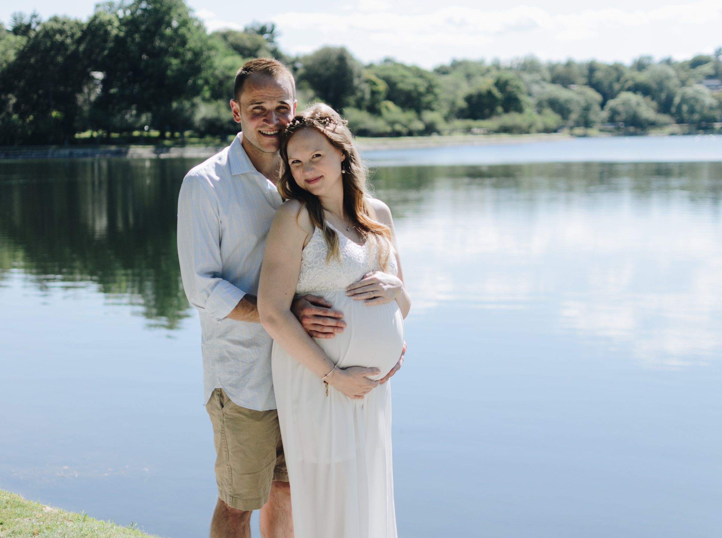 A man with his pregnant wife | Source: Unsplash