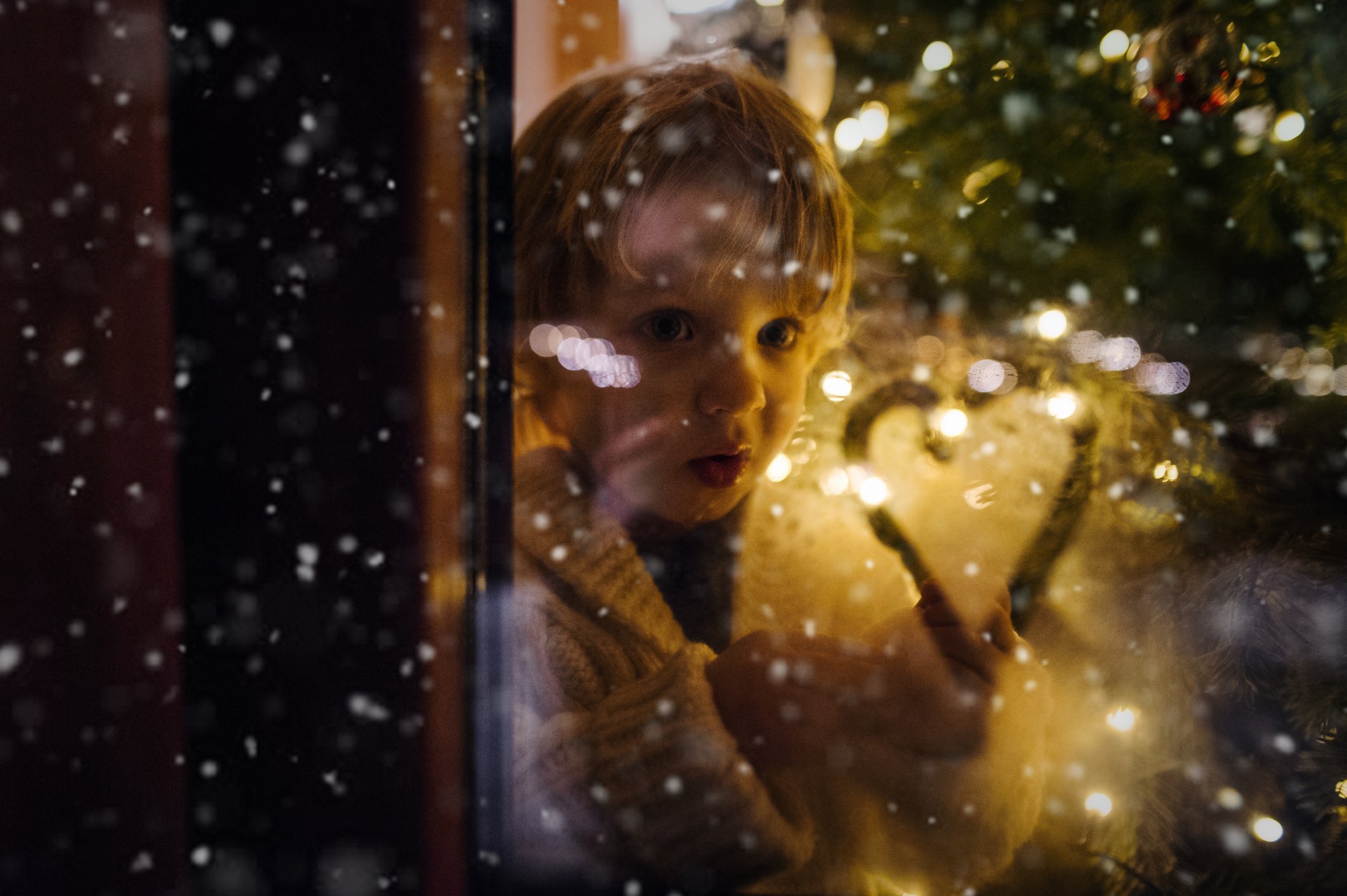 Ein kleiner süßer Junge am steht am Fenster  I Quelle: Getty Images