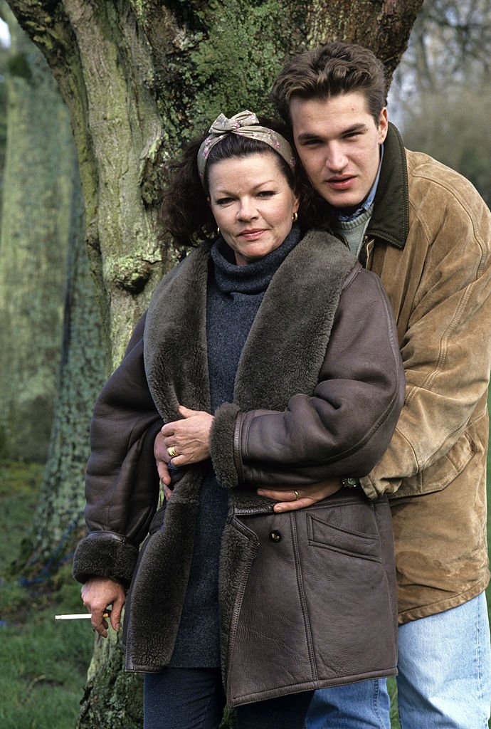  Catherine Allégret et son fils Benjamin Castaldi, en mars 1994.  ǀ Source :Getty Images