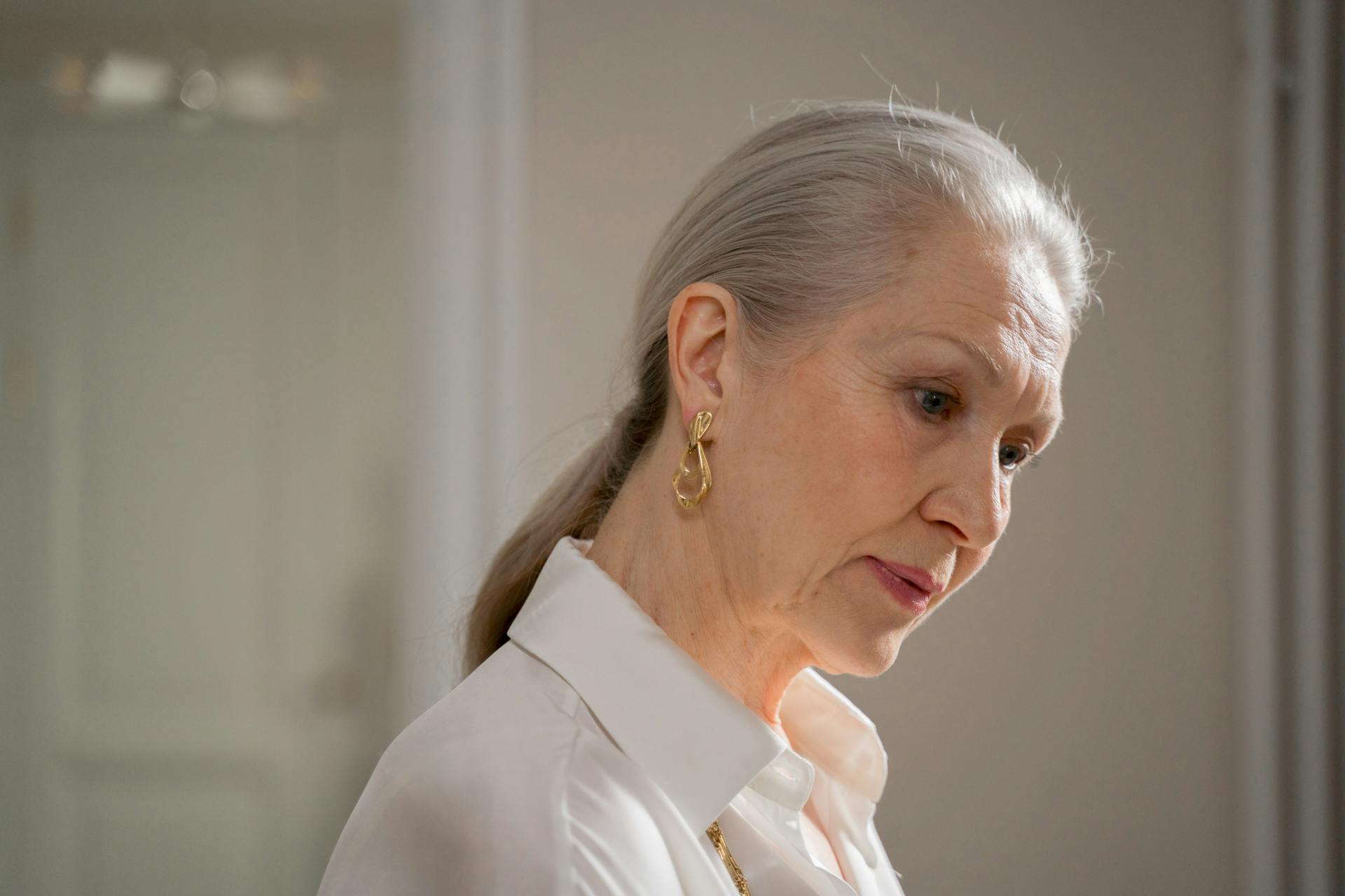 A senior woman looking at someone | Source: Pexels