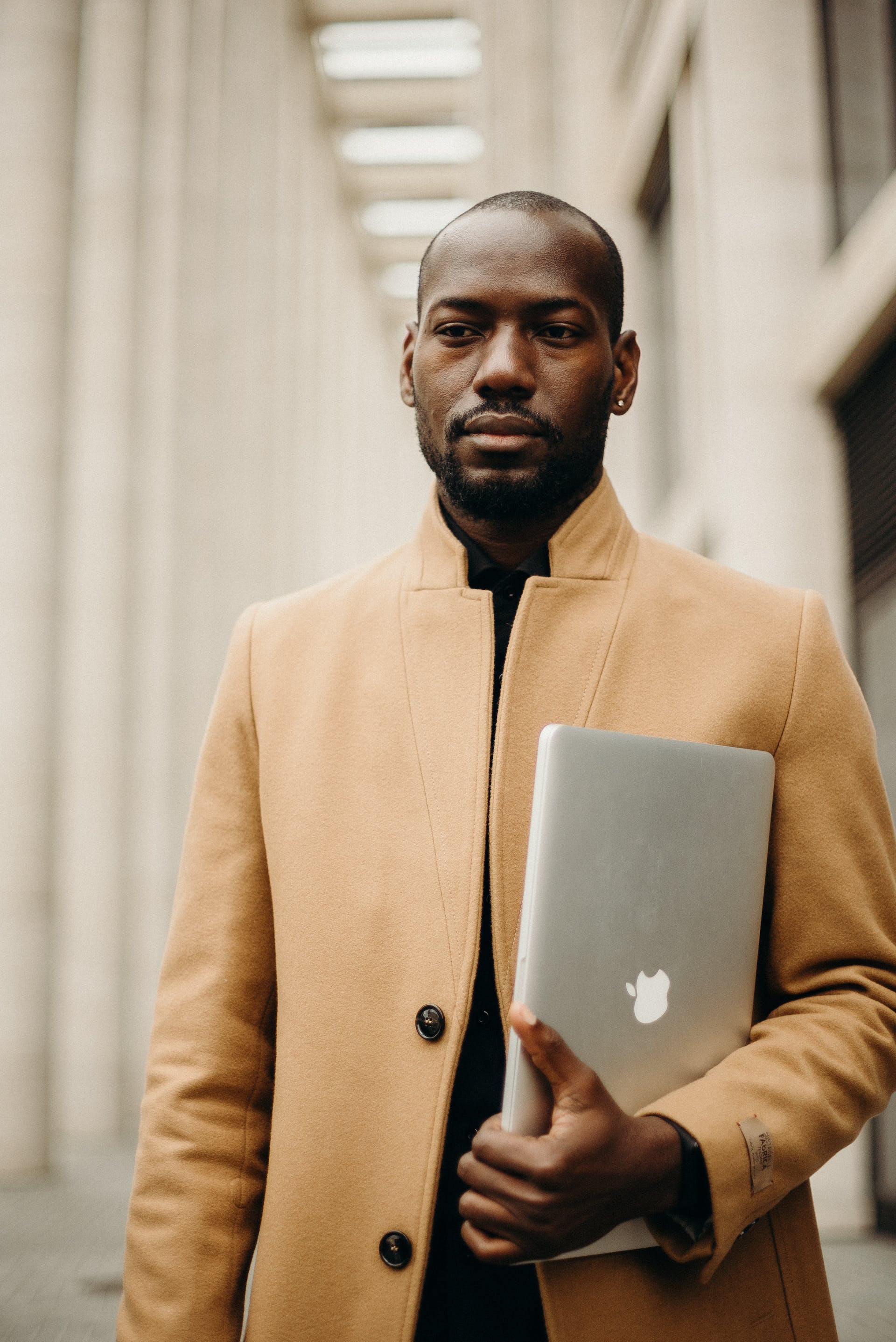 A man holding a laptop | Source: Pexels
