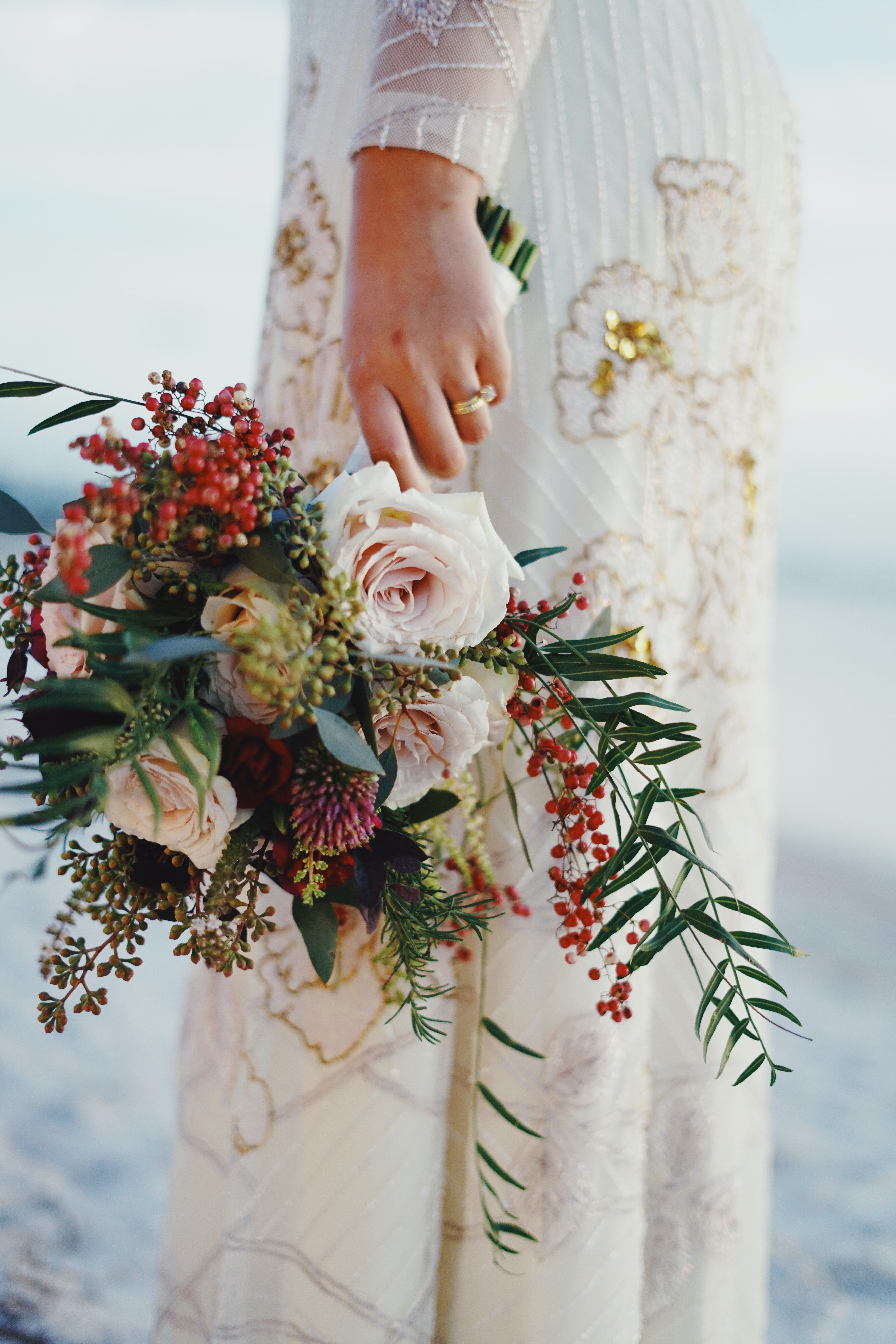 Una novia sosteniendo un ramo de rosas. | Foto: Pexels 