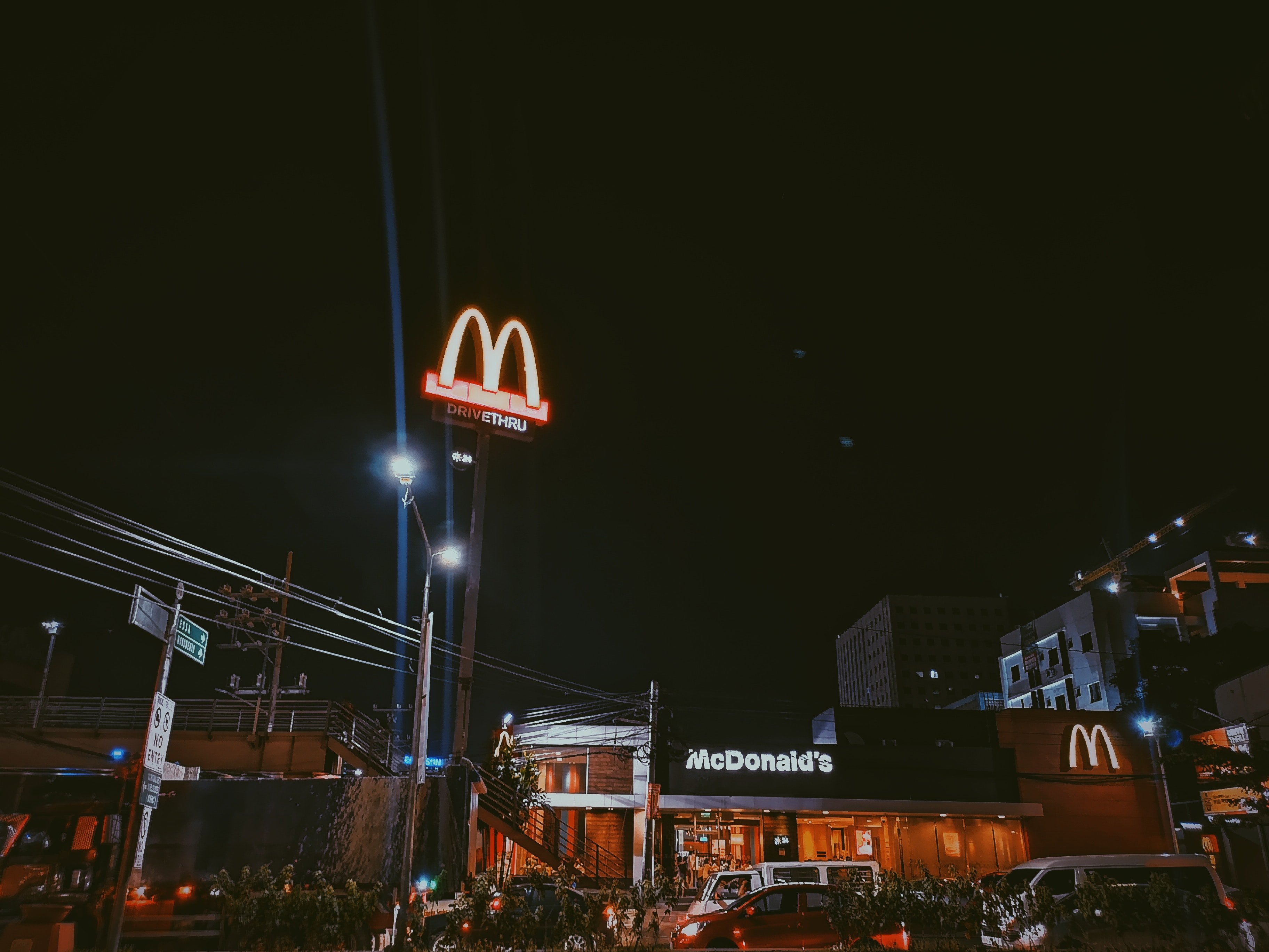 Restaurante McDonald's de noche. | Foto: Pexels