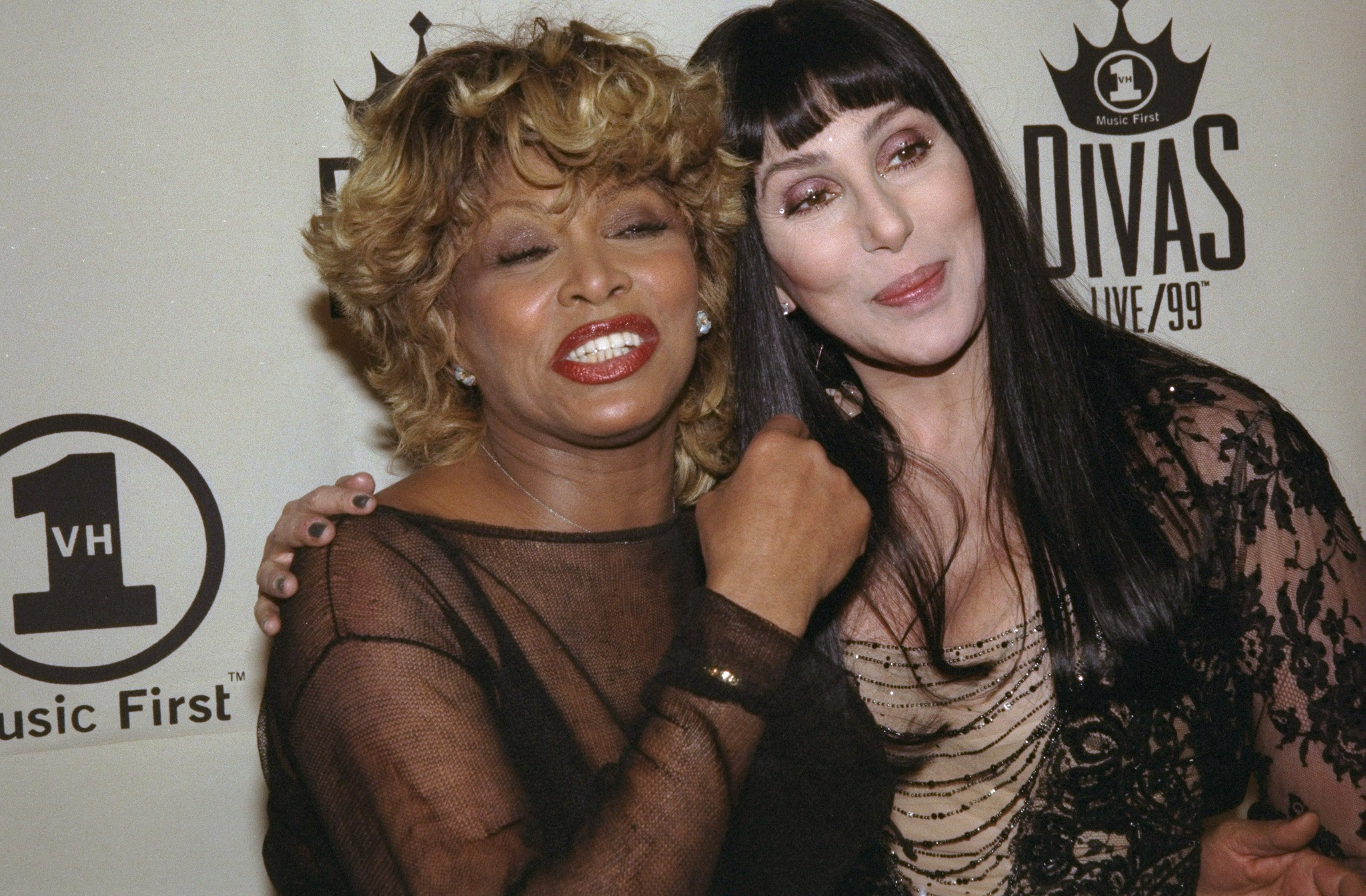 Tina Turner and Cher after their performances at the VH1 Divas Live concert on April 13, 1999 | Source: Getty Images
