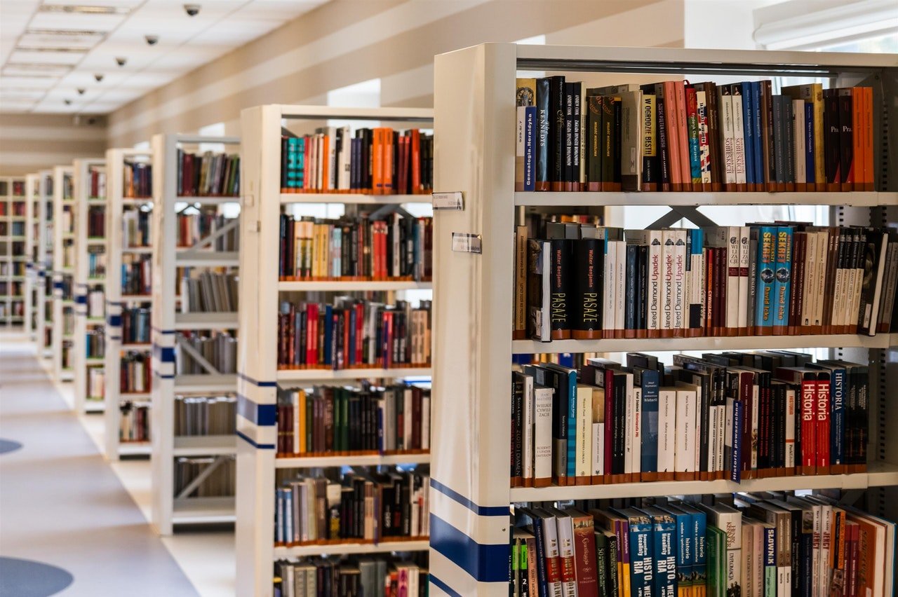 Photo of a library with different shelves filled with books |  Photo: Pexels