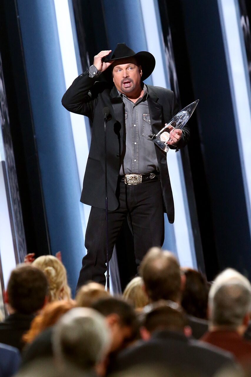 Garth Brooks accepts an award onstage during the 53rd annual CMA Awards. | Source: Getty Images