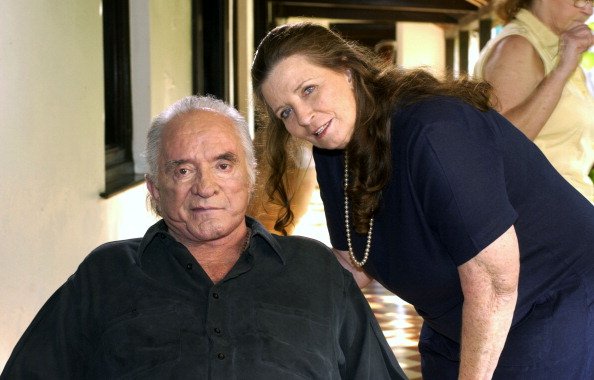 Johnny Cash and June Carter Cash at their home in Jamaica in 2002. | Photo: Getty Images 