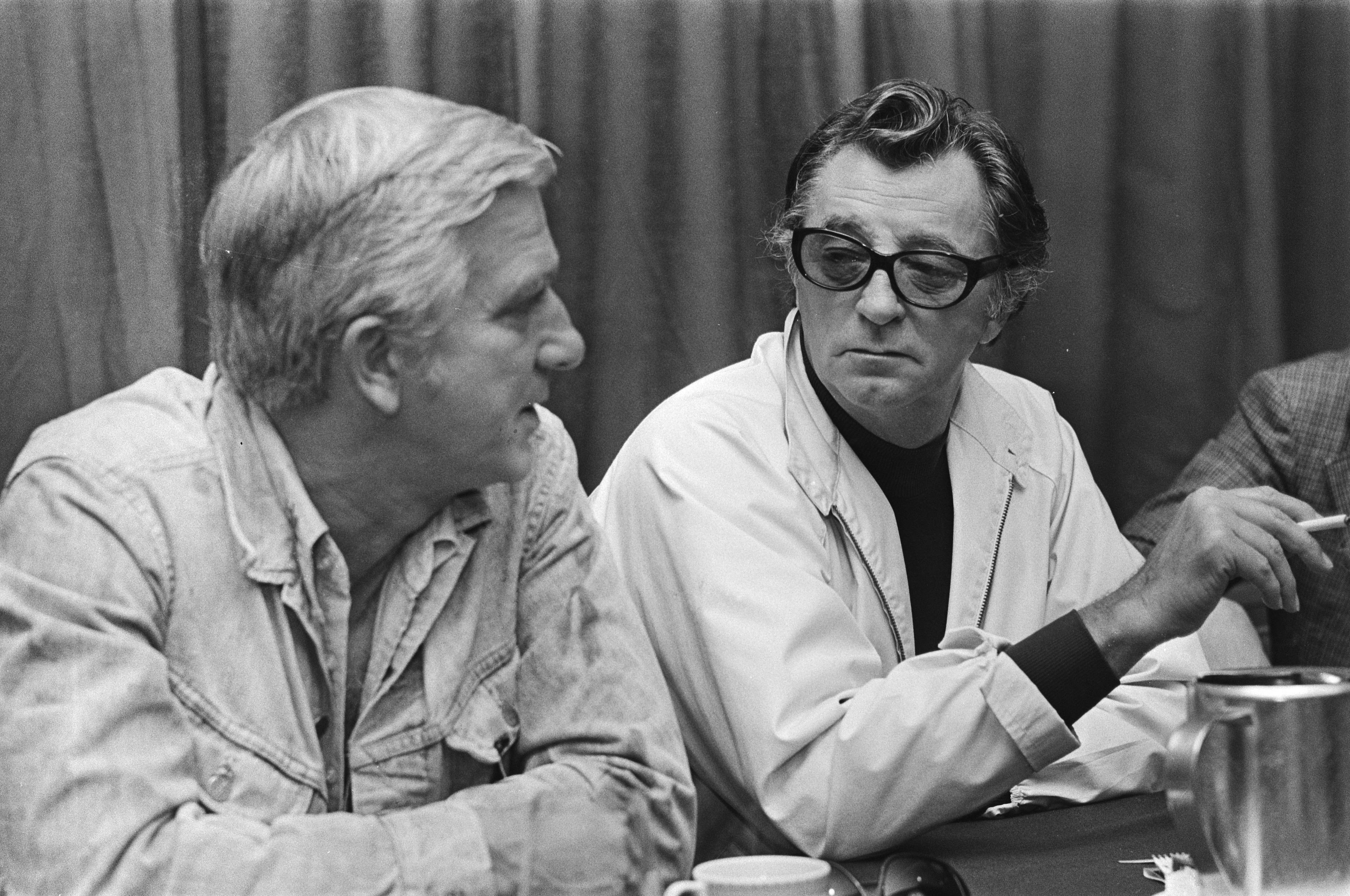 Robert Mitchum (right) and Leslie Nielsen give press conference in Amsterdam Hilton regarding movie "The Amsterdam Kill" on  October 1, 1976. | Photo: WikiMedia