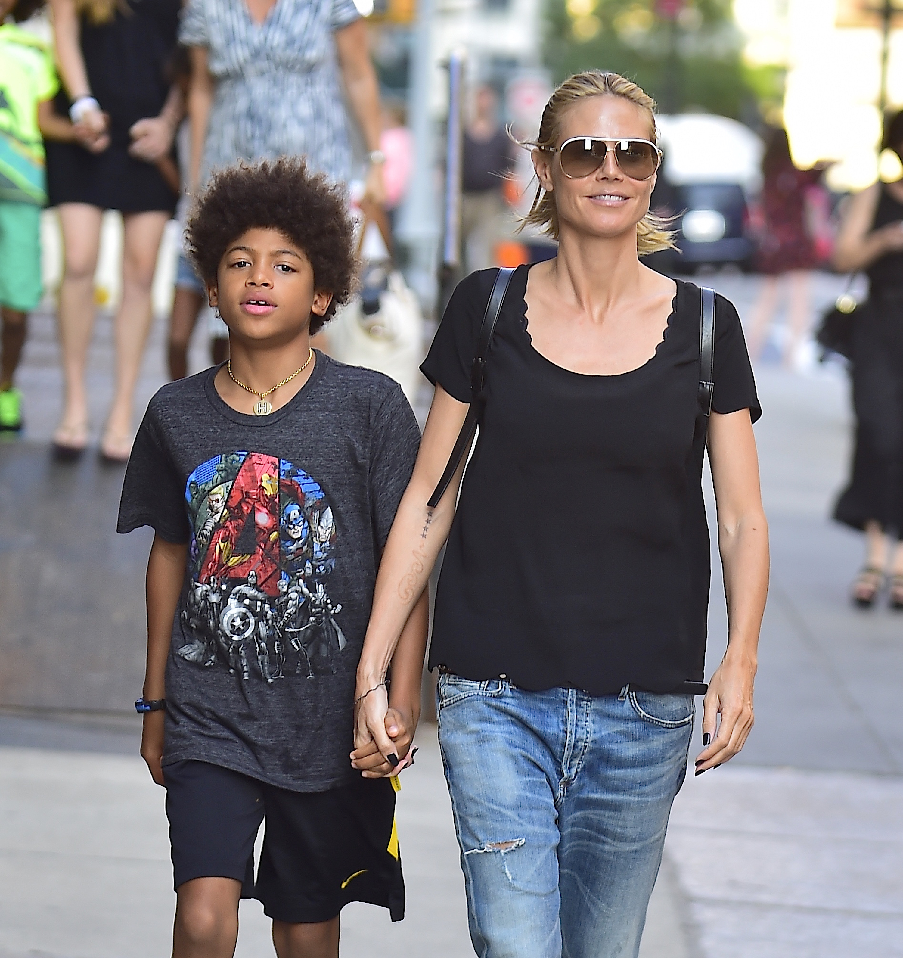 Striding side by side through Tribeca, Heidi Klum and Henry Gunther Ademola Dashtu Samuel move in effortless sync. Her understated cool matching his relaxed confidence, as the city hums quietly around them.