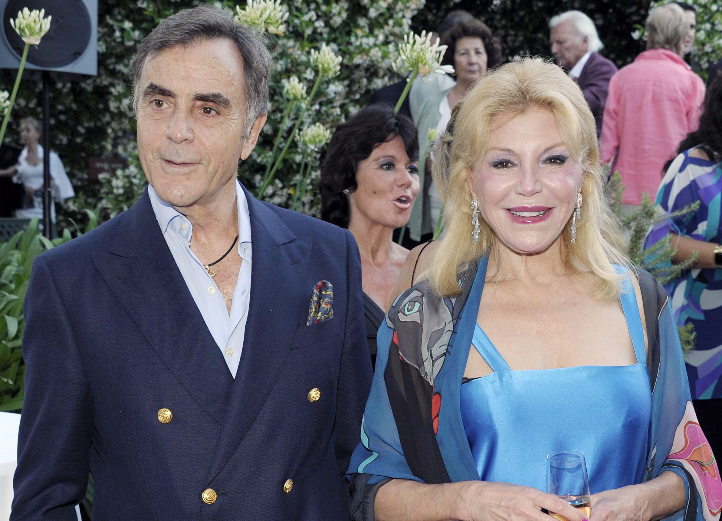 Carmen Thyssen Bornemisza y Manolo Segura asisten a la inauguración de la exposición de la artista Mercedes Lasarte en The Wanson Art Gallery el 29 de mayo de 2014 en Marbella, España. | Foto: Getty Images