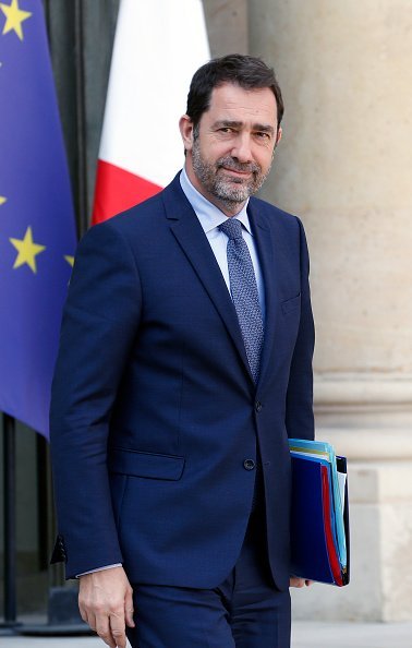 Le ministre français de l'Intérieur, Christophe Castaner, sort du Palais présidentiel de l'Elysée à l'issue de la réunion hebdomadaire du cabinet le 1er avril 2019 à Paris, France. | Photo : GettyImage