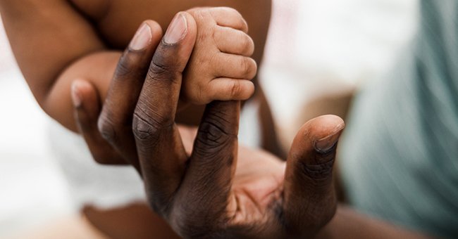 La main d'une grand-mère et celle d'un bébé. | Photo : Getty Images