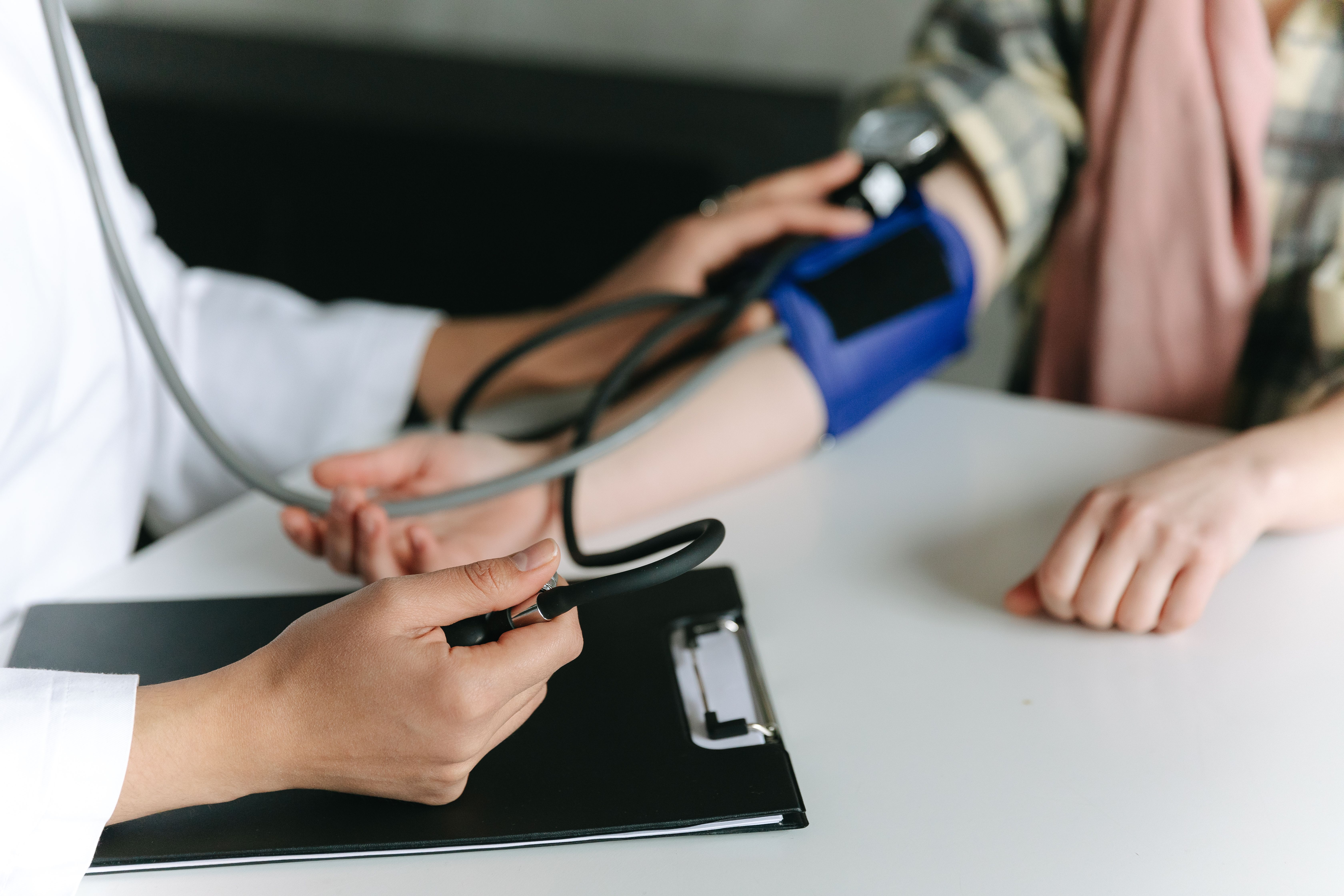 A health worker taking a person's blood pressure | Source: Pexels