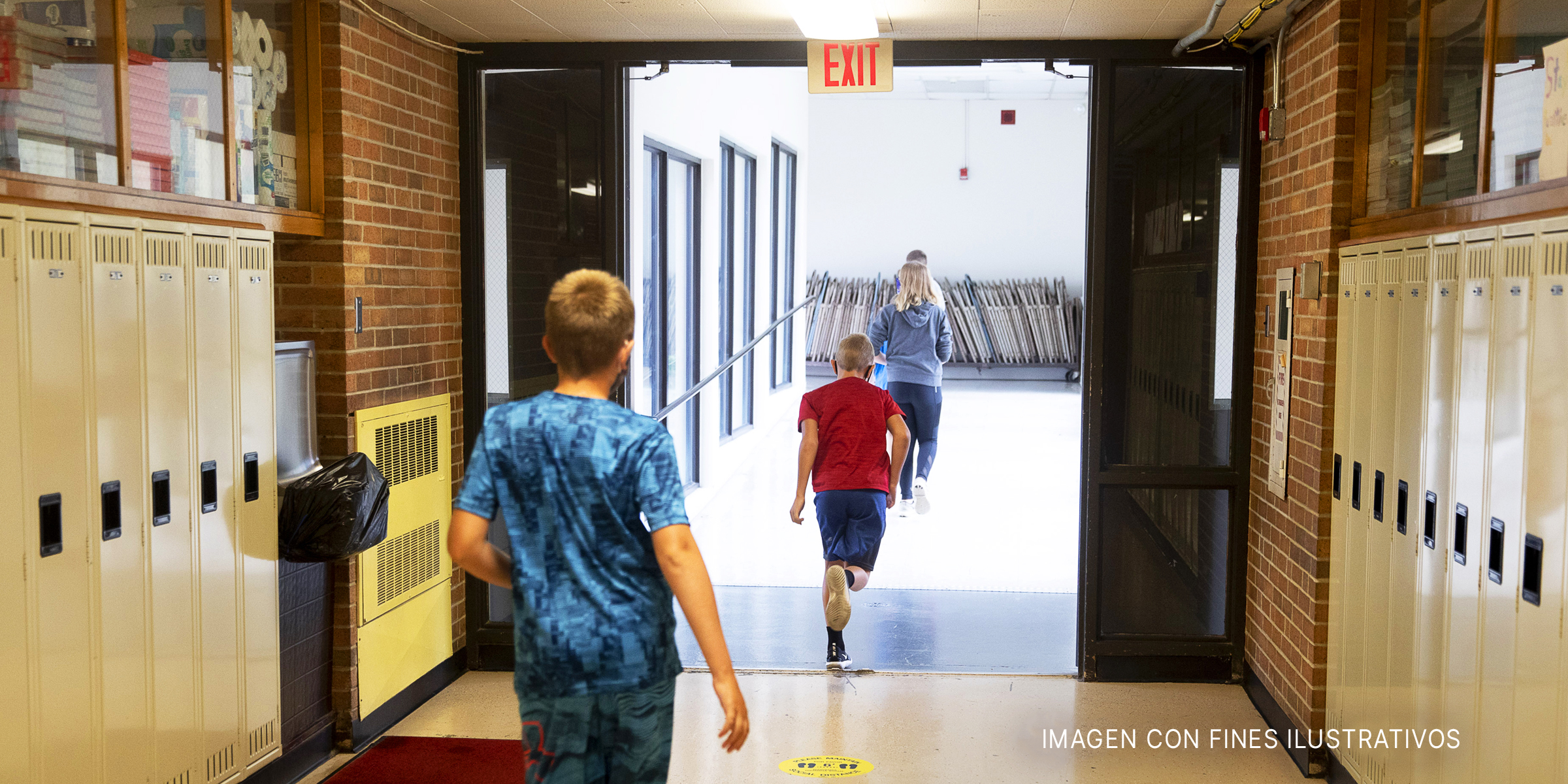 Niños corriendo por el pasillo de un colegio. | Foto: Getty Images