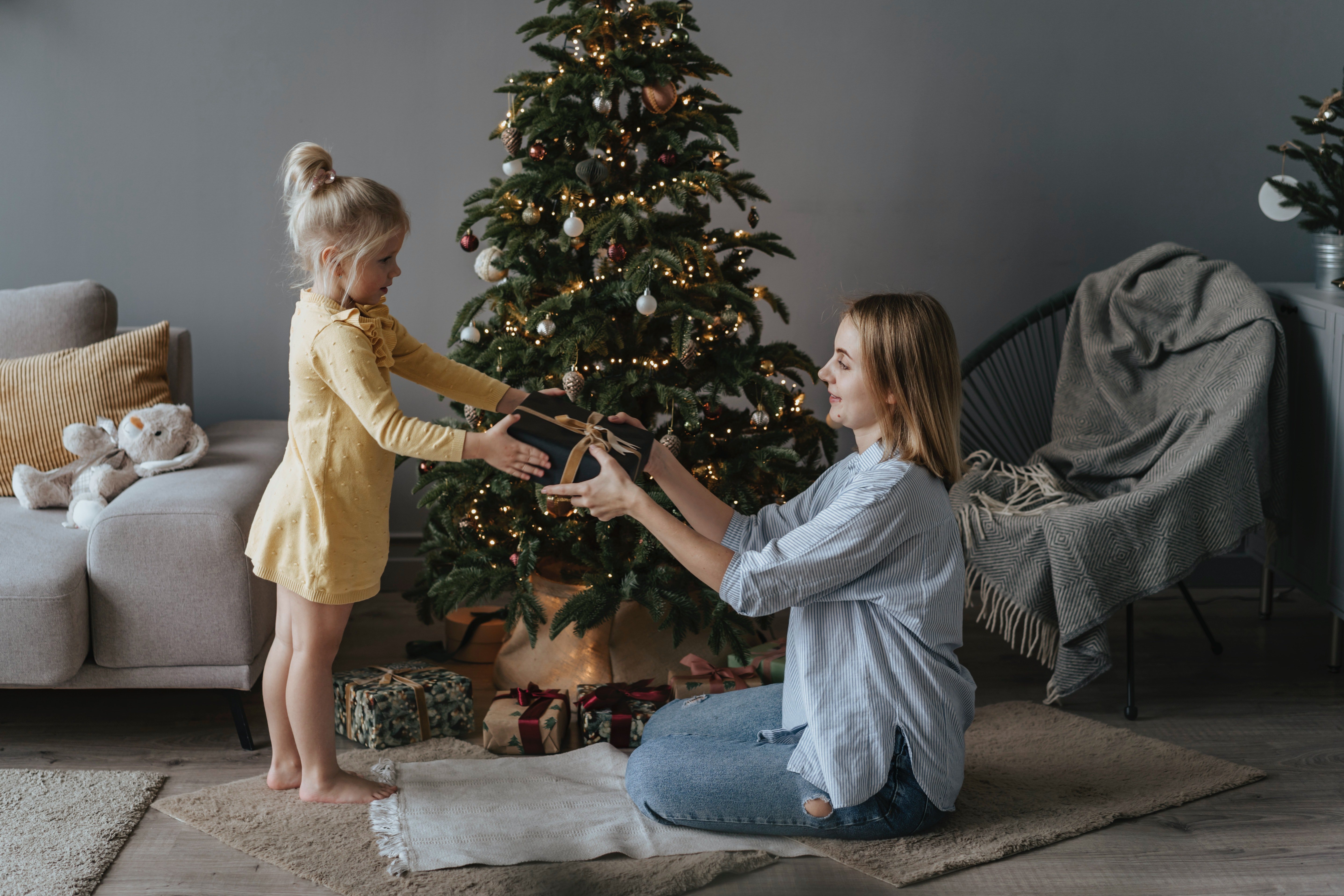 Judy finally gave the chocolates to her mother | Photo: Pexels