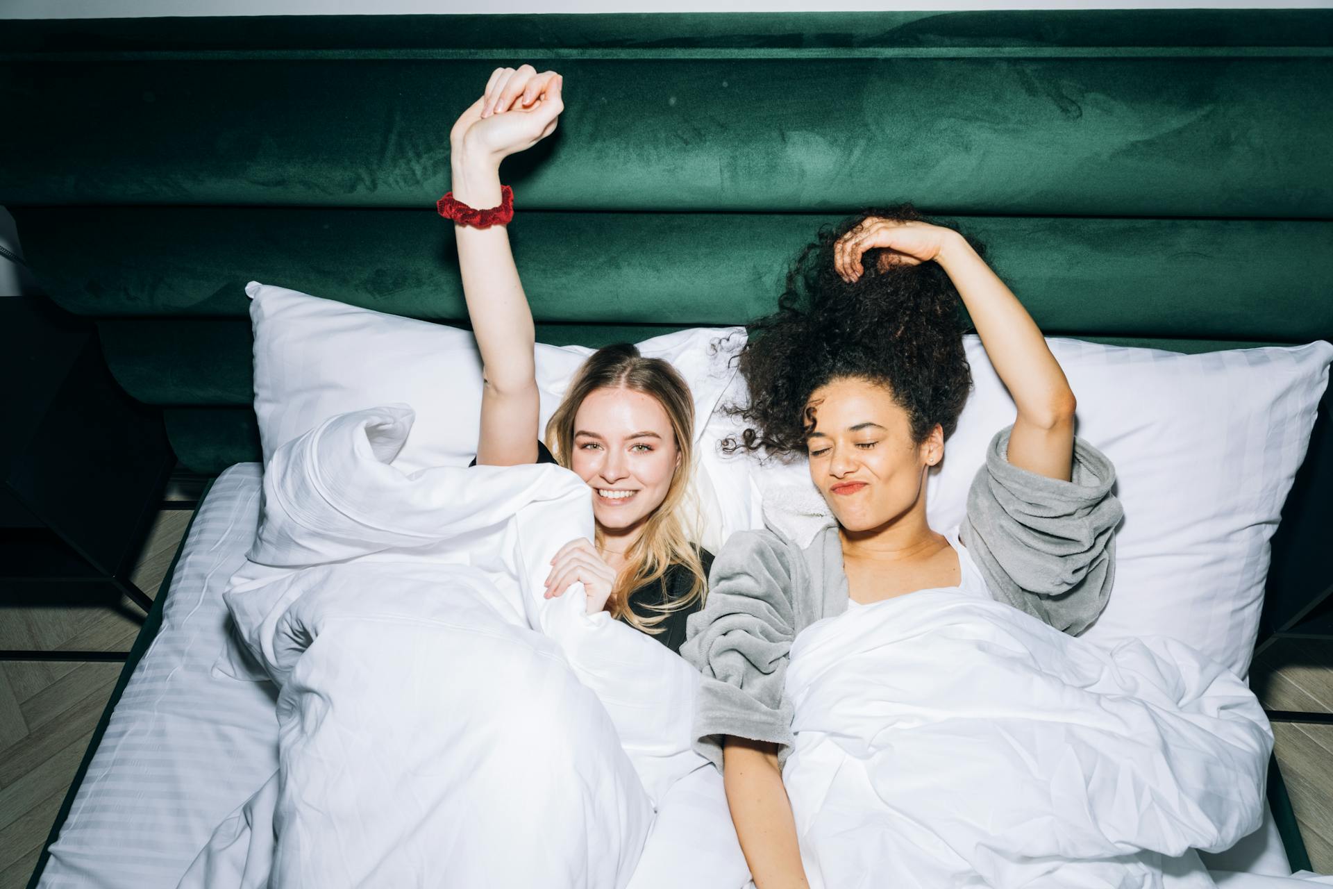 Two women lying on a bed | Source: Pexels