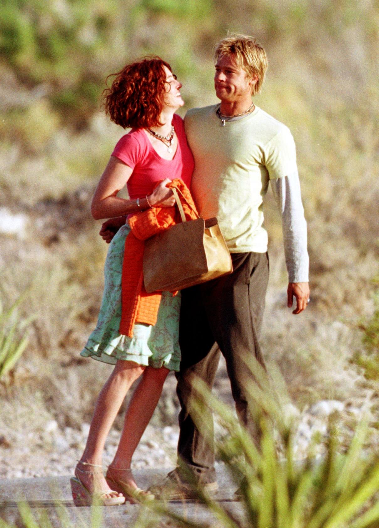 Julia Roberts and Brad Pitt on the set of "The Mexican" on June 7, 2000 | Source: Getty Images