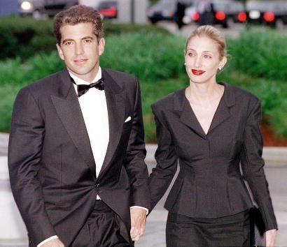 John F. Kennedy, Jr. and his wife Carolyn Bessette Kennedy at the Kennedy Library in Boston, MA | Photo: Getty Images