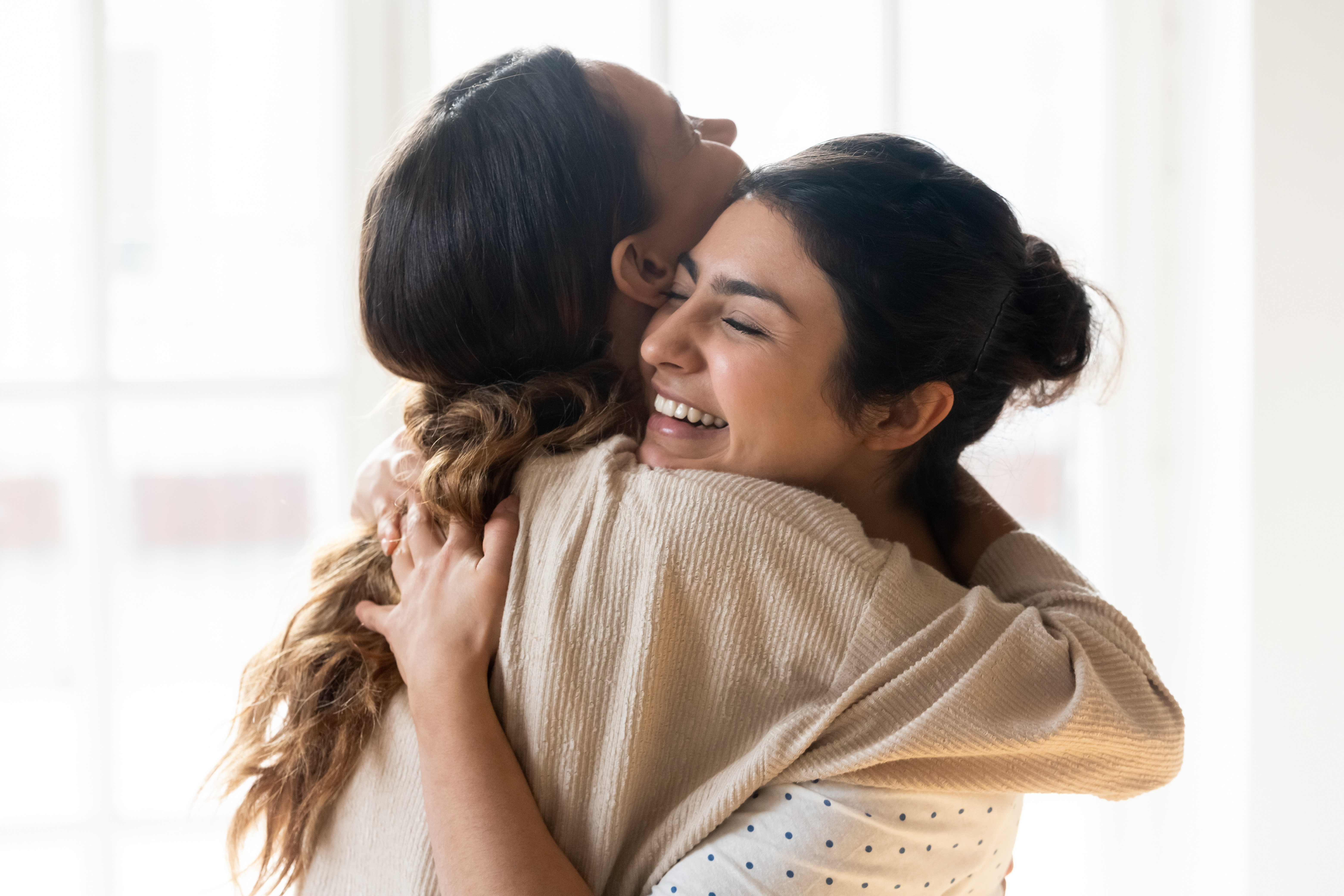 Zwei beste Freundinnen, die sich umarmen | Quelle: Shutterstock