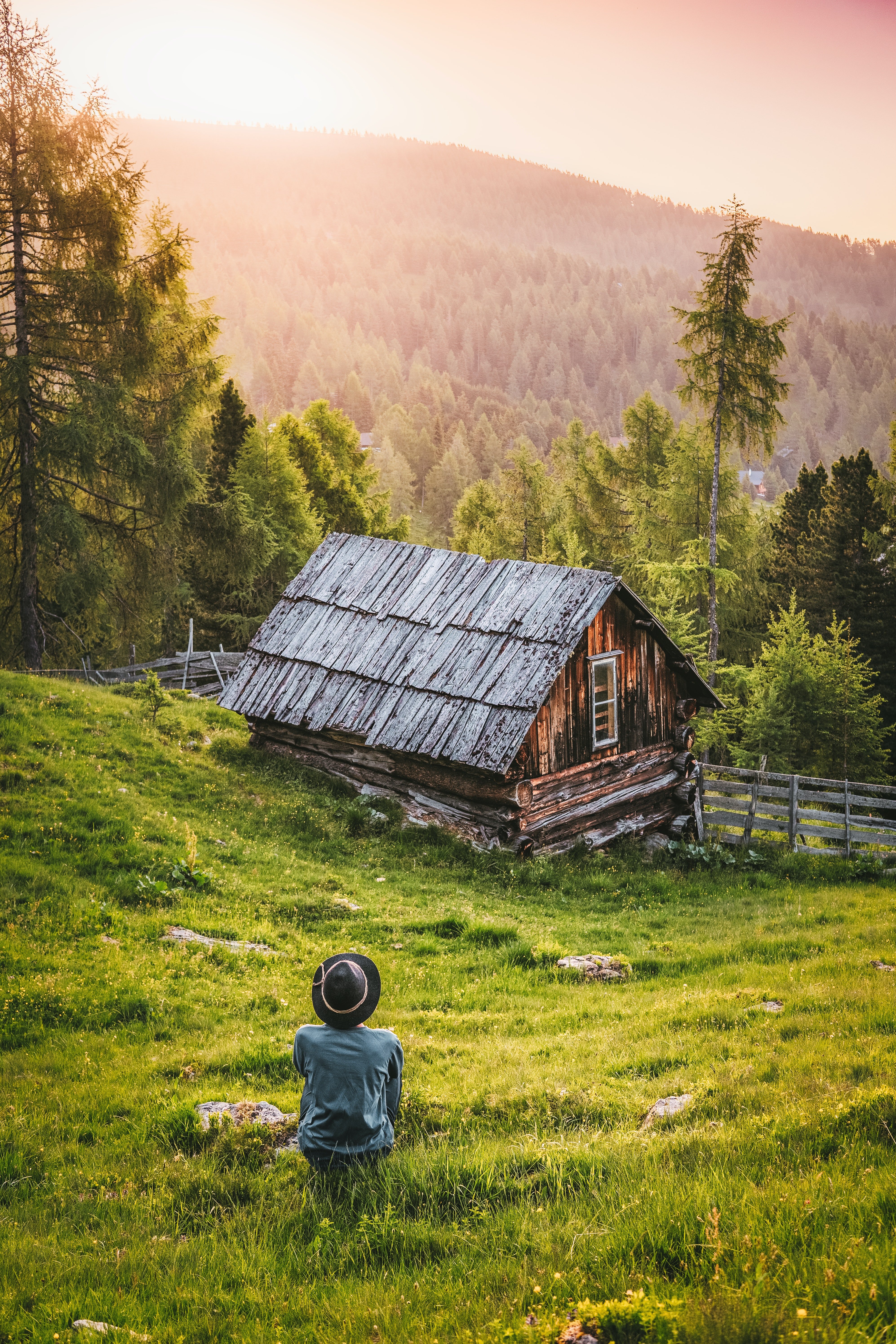 The writer moved to the countryside to dedicate more time to his writing. | Photo: Pexels