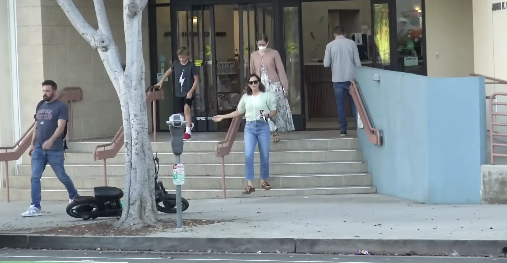Ben Affleck, Samuel Affleck and Jennifer Garner seen leaving Santa Monica Family YMCA on October 21, 2023 in Santa Monica, California | Source: YouTube/X17onlineVideo