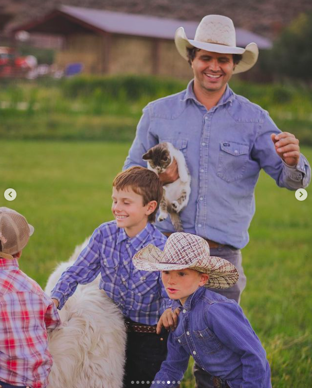 Daniel Neeleman with some of his kids, posted on February 18, 2022 | Source: Instagram/hogfathering and ballerinafarm