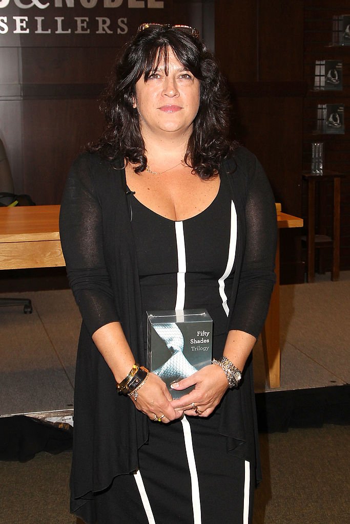 L'auteur E.L. James signe des exemplaires de son livre "Fifty Shades of Grey" à la librairie Barnes & Noble de The Grove, le 28 septembre 2012. | Photo : Getty Images