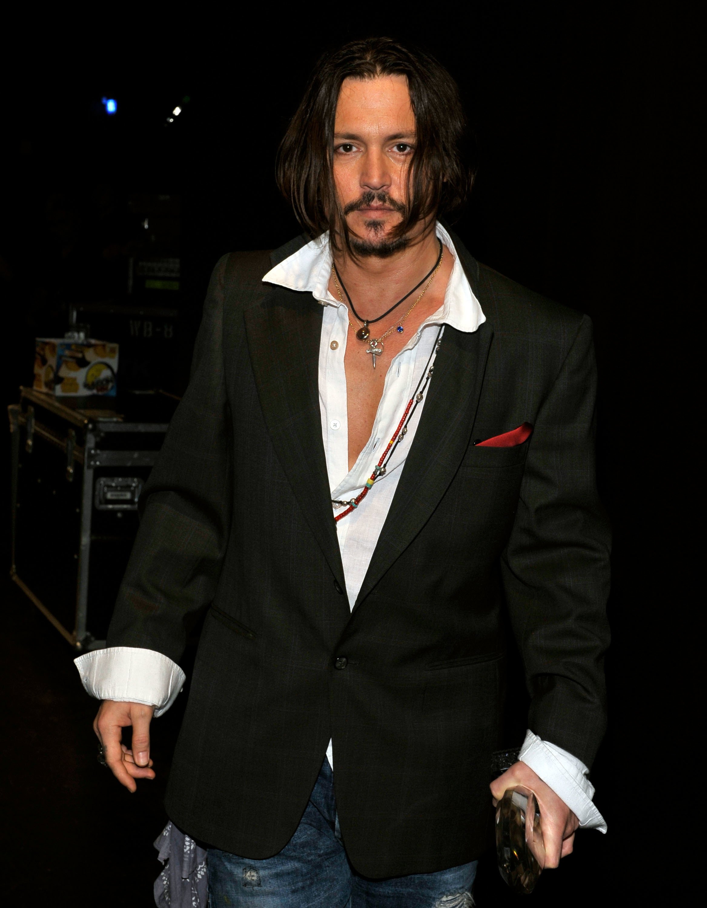 Johnny Depp poses backstage during the People's Choice Awards 2010. | Source: Getty Images