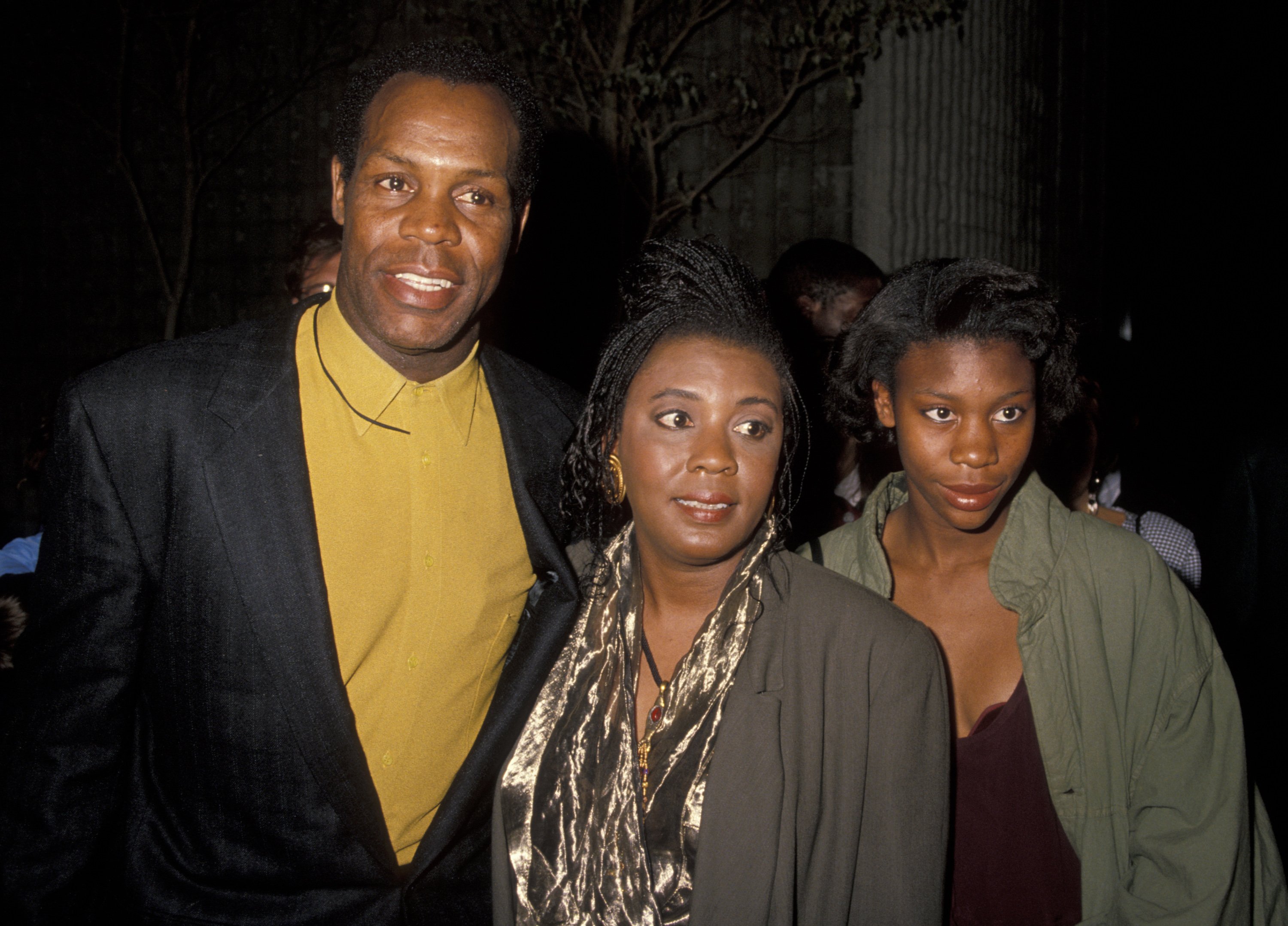 Danny Glover, Asake Bomani, and Mandisa Glover at the premiere of "Predator 2" on November 19, 1990, in Westwood, California. | Source: Ron Galella, Ltd./Ron Galella Collection/Getty Images