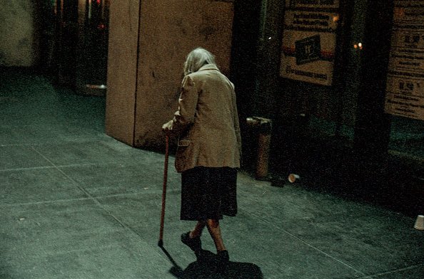 Vieille femme marchant avec une canne la nuit. |Photo : Getty Images