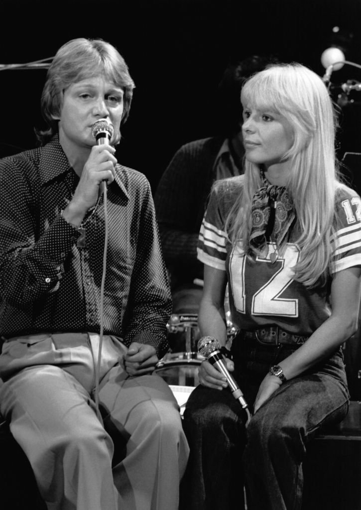 Claude François et France Gall assistant à une émission de télévision le 14 septembre 1974 à Paris, France. | Photo : Getty Images