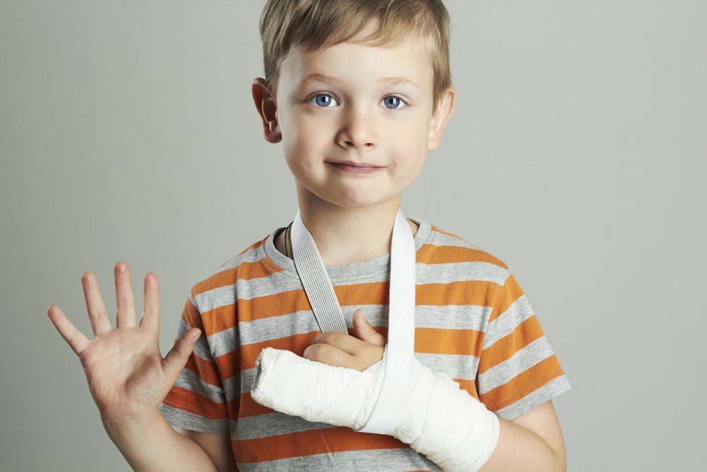 A photo of a young boy with an injured arm. | Photo: Shutterstock