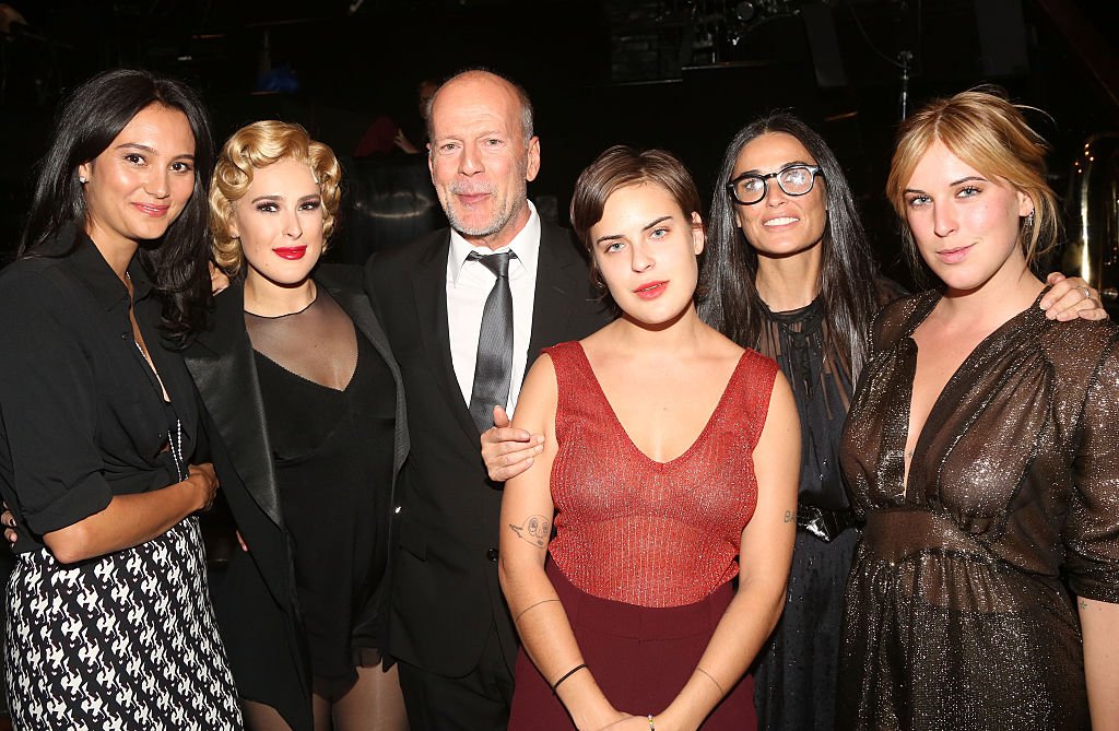 Emma Heming, Rumer Willis, Bruce Willis, Tallulah Belle Willis, Demi Moore, and Scout LaRue Willis pose backstage as Rumer makes her broadway debut on September 21, 2015, in New York | Photo: Getty Images